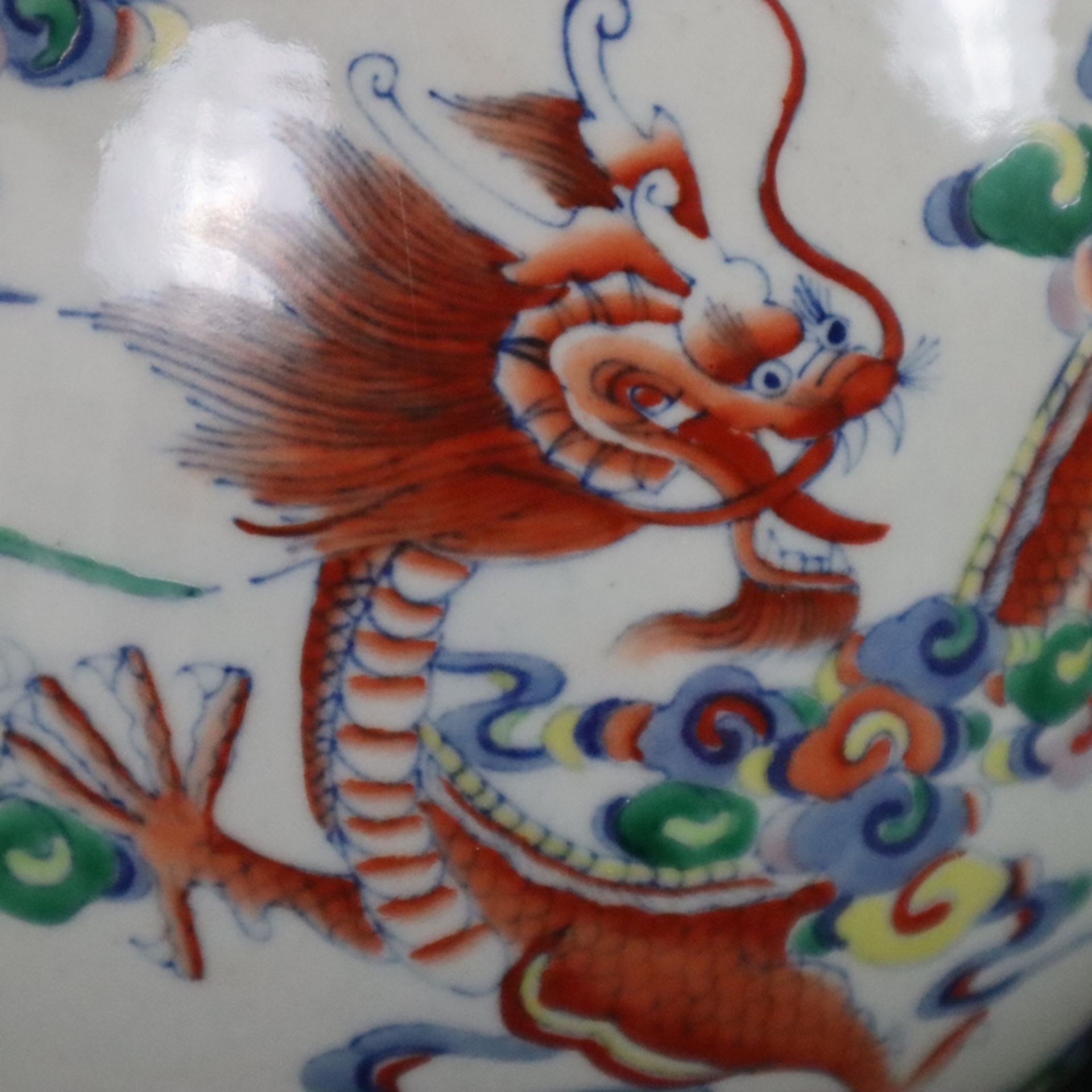 Drachenvase - China 20.Jh., Porzellan, über Standring birnförmige mit langem Hals und leicht einges - Bild 7 aus 10