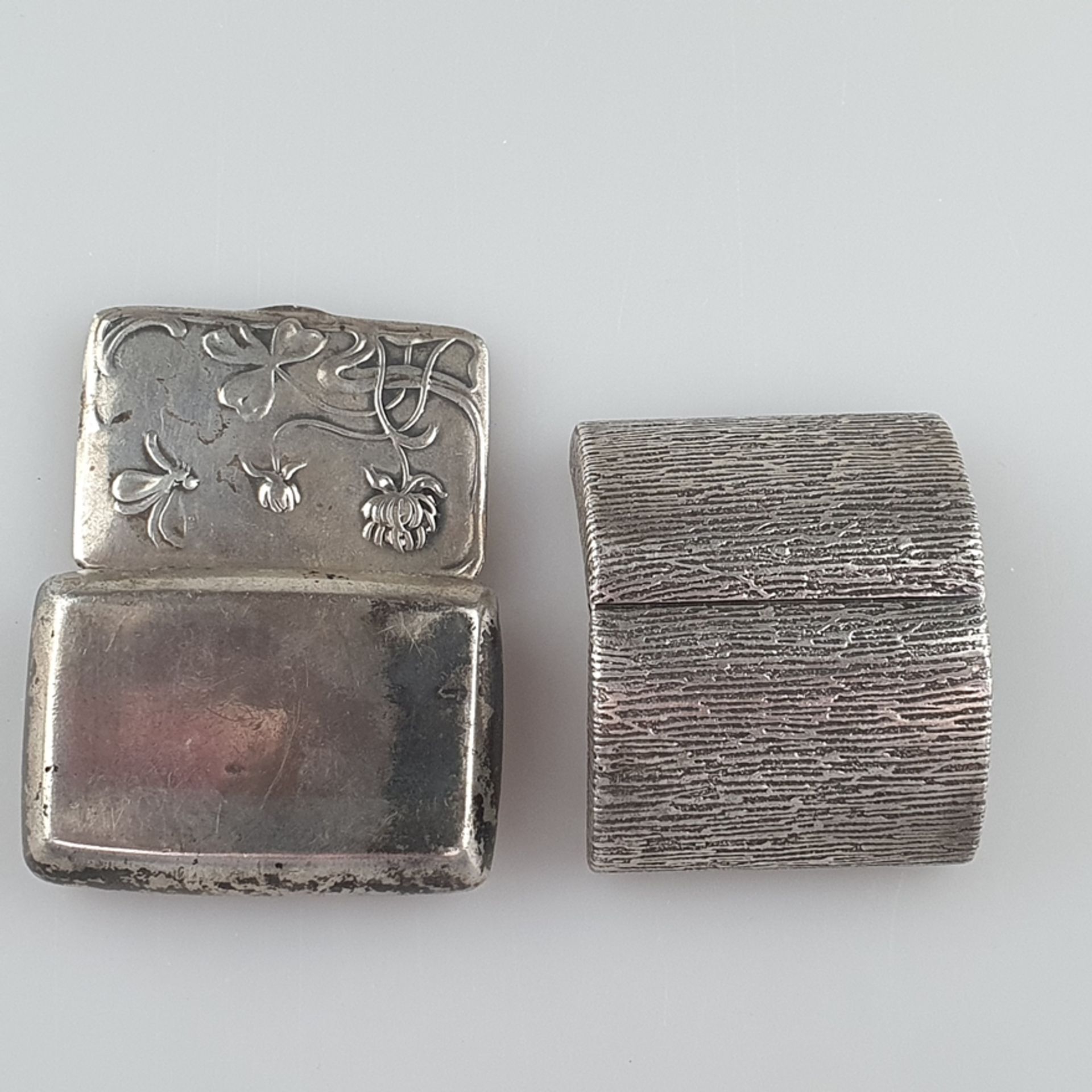 Zwei Pillendosen - Silber, jeweils mit Scharnierdeckel und Daumengriff, 1x mit Jugendstil-Relief, u - Bild 3 aus 5