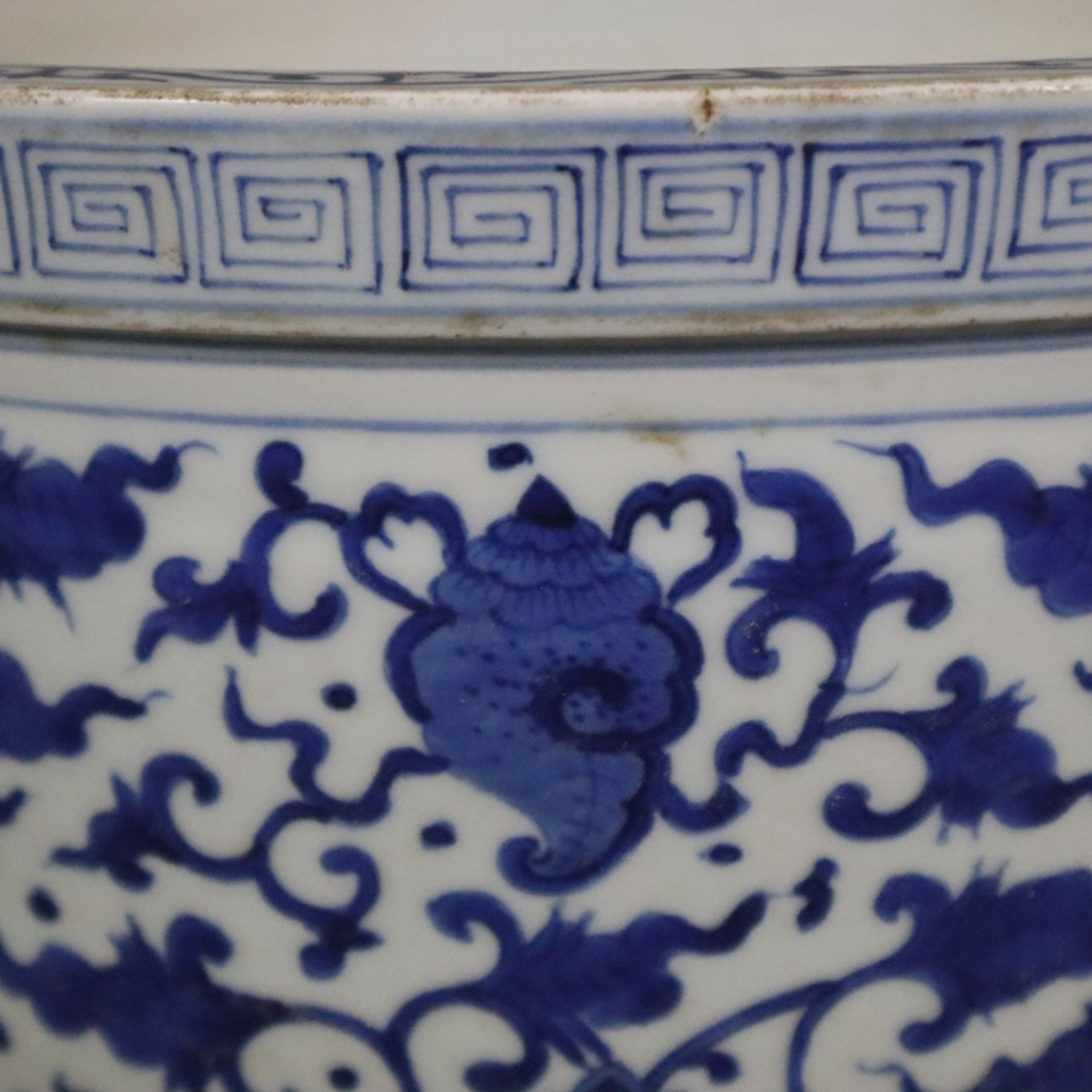 Blau-weißer Cachepot - China, zylindrische, leichte ausgestellte Wandung mit blauem Unterglasurdeko - Image 4 of 10