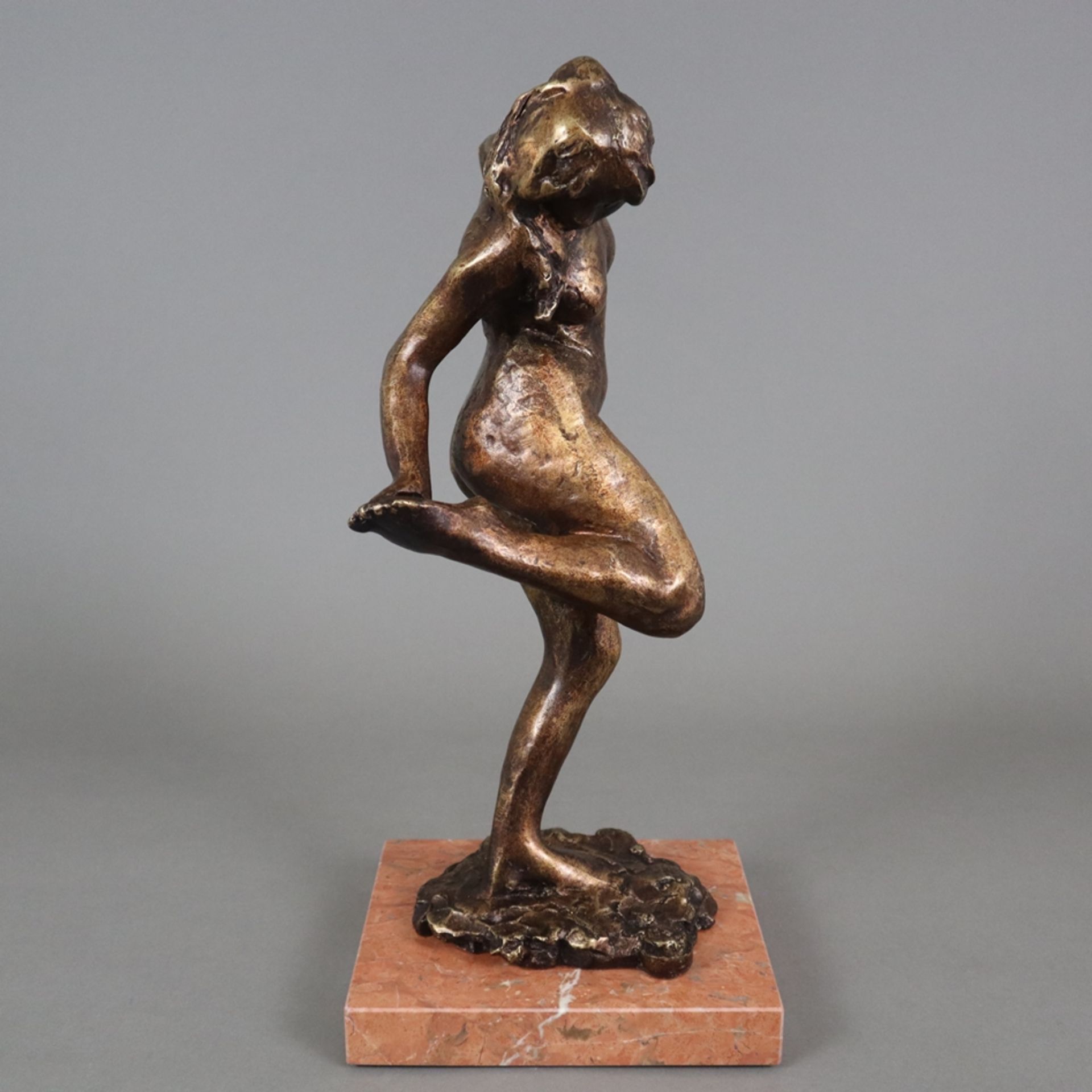 Degas, Edgar (1834 Paris -1917 ebenda, nach) - "Danseuse regardant la plante de son pied", Bronze, - Image 5 of 9