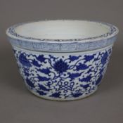 Blau-weißer Cachepot - China, zylindrische, leichte ausgestellte Wandung mit blauem Unterglasurdeko