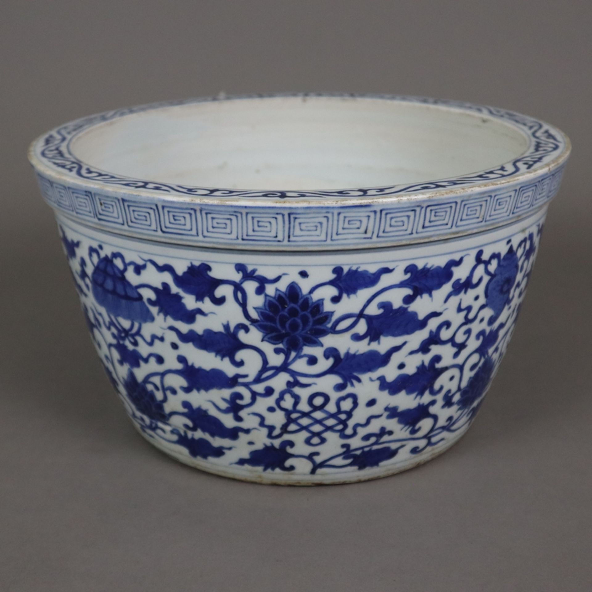 Blau-weißer Cachepot - China, zylindrische, leichte ausgestellte Wandung mit blauem Unterglasurdeko