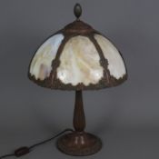 Jugendstil-Tischlampe - Frankreich um 1900, Metallgestell, verkupfert, gewölbter Schirm aus karamel