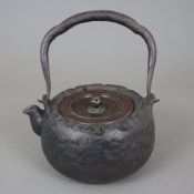Tetsubin - Wasserkessel für die Teezeremonie, Japan, Taishō-/Shōwa-Zeit, Gusseisen mit Bronzedeckel
