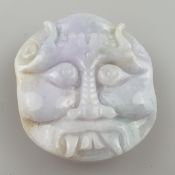 Gürtelschnalle - gräulich weiße Jade mit partiell hellbeiger Tönung, in Form eines grimmvoll abwehr