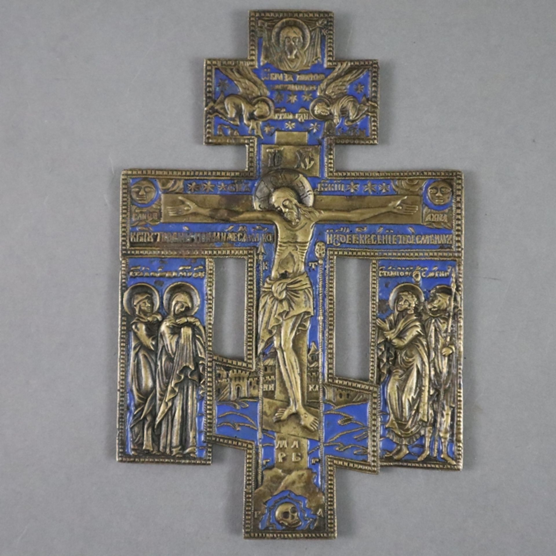 Erweitertes Segenskreuz - Russland, 19. Jh./um 1900, Bronzelegierung, teils blau emailliert, relief