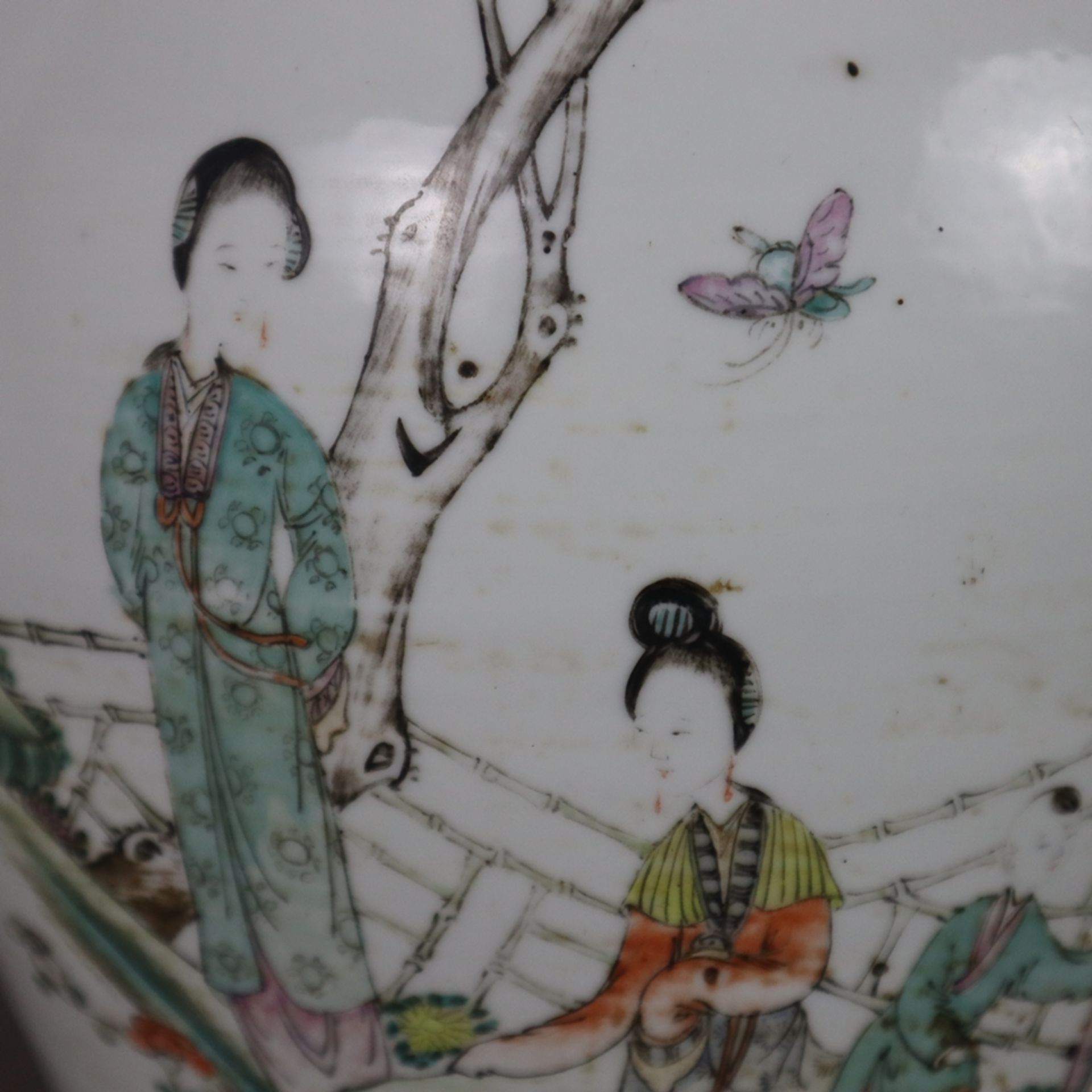 Ein Paar Famille rose-Vasen - China, späte Qing-Dynastie, Porzellan, polychrome Bemalung in der Far - Bild 9 aus 13