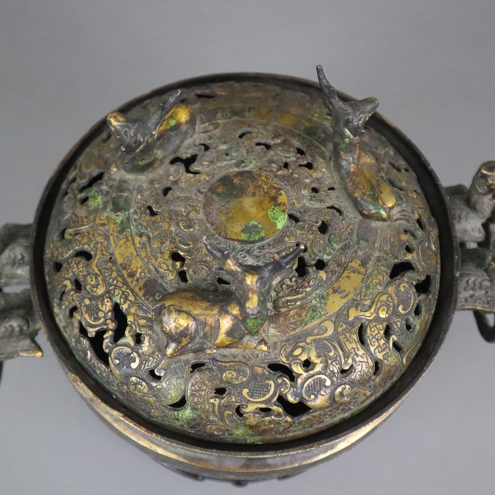 Räucherschale mit Deckel - China, Bronze mit Resten der Vergoldung, halbkugelige Schale auf Standri - Bild 2 aus 14
