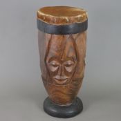 Afrikanische Standtrommel - wohl Kenia 20. Jh., Palisanderholz, rundum geschnitzt mit stilisierten 