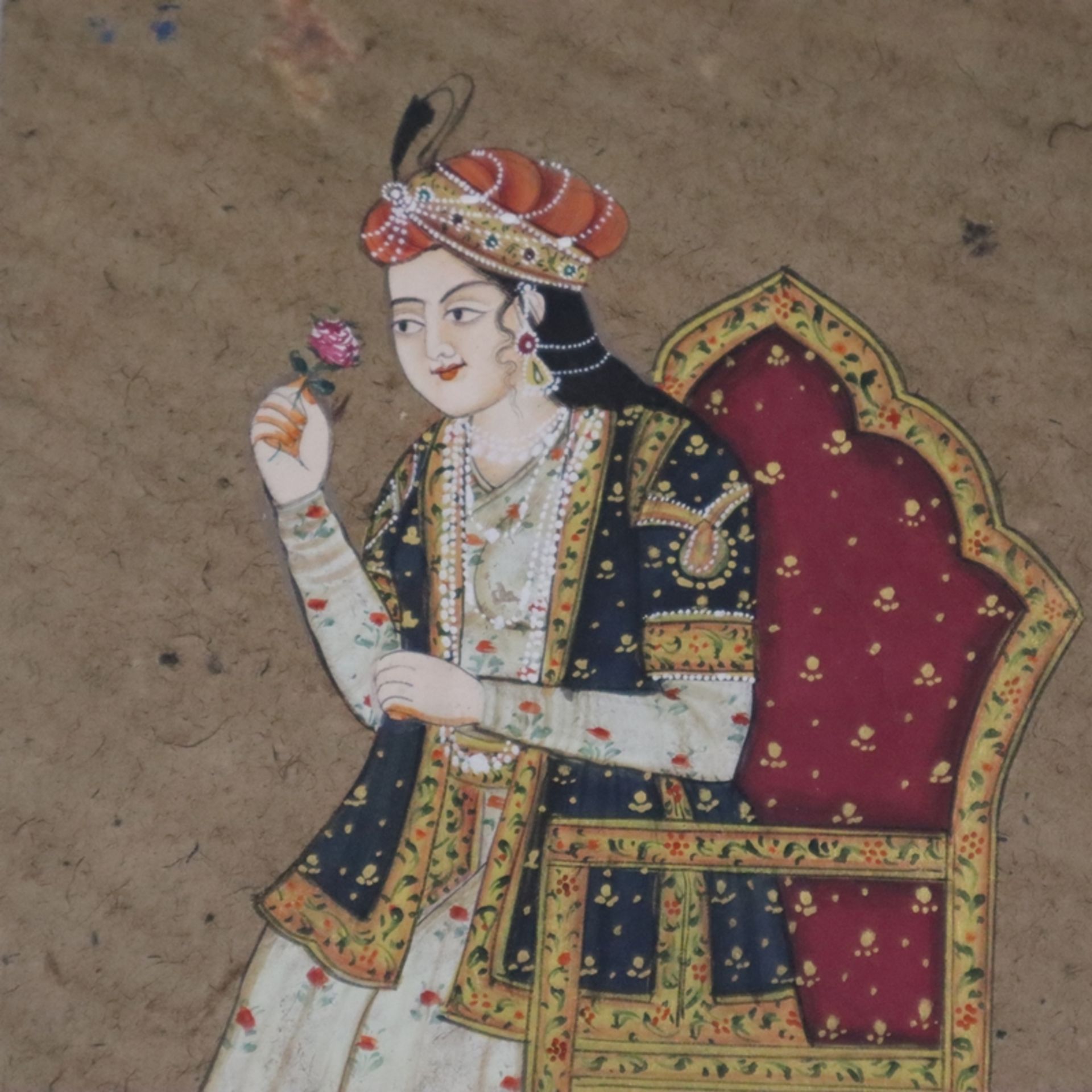 Indische Miniaturmalerei - Ganzfigur einer Mogul-Fürstin im Prunksessel sitzend mit Blume, Pigmentf - Bild 3 aus 5