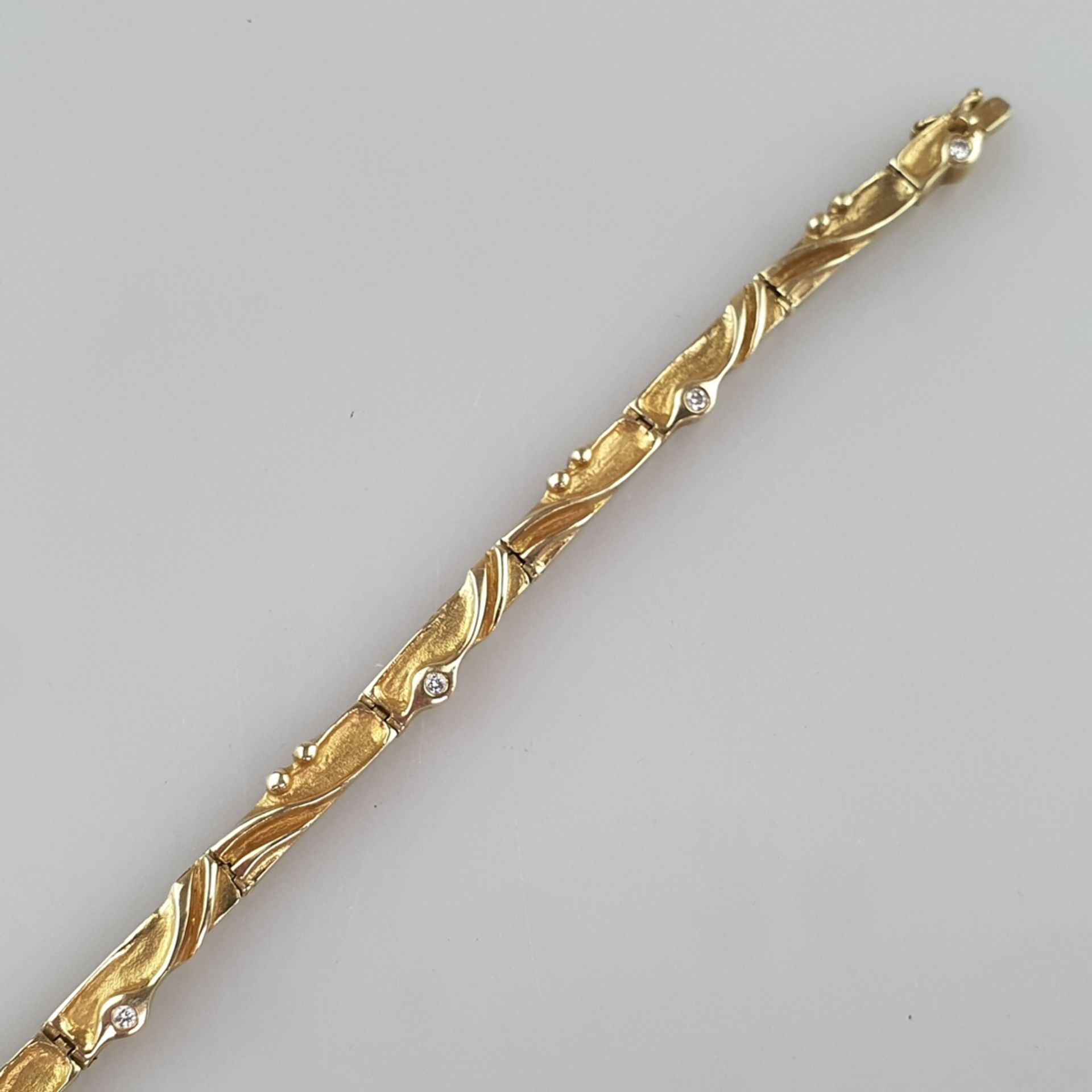 Gliederarmband mit Diamanten - Gelbgold 585/000 (14K), gestempelt / geprüft, 9 längliche Glieder mi - Bild 3 aus 4