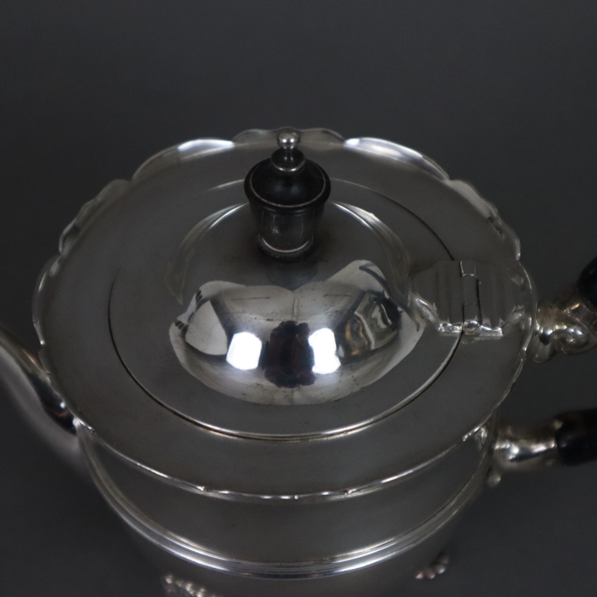 Silber-Teekern - England, 1.Hälfte 20.Jh., Sterling Silber, 3-tlg. bestehend aus Teekanne (0,5 l), - Bild 3 aus 9