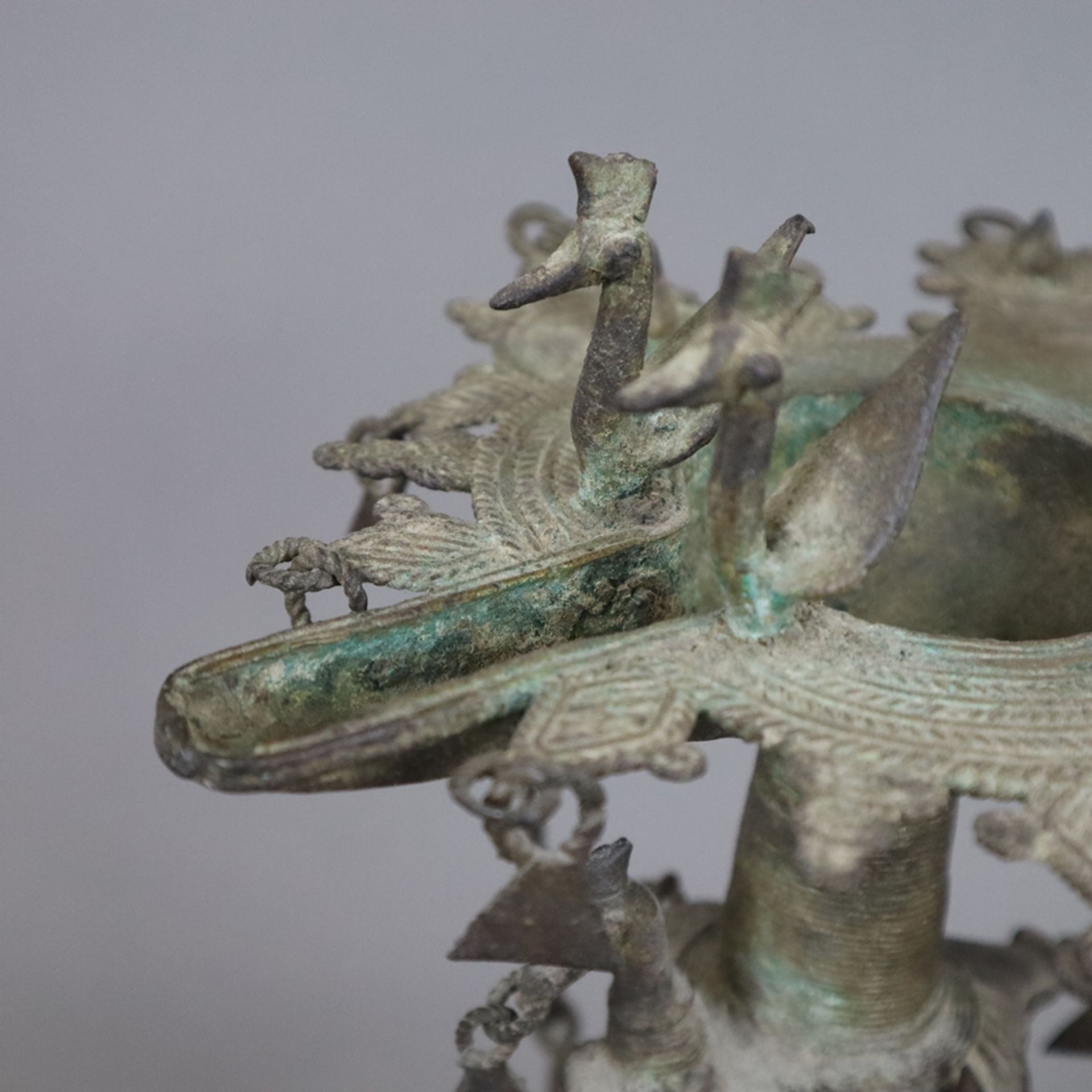 Hohe Öllampe - Indien, Bastar-Region, Bronze mit Alterspatina, über gewölbtem Fuß gegliederter Scha - Bild 3 aus 9