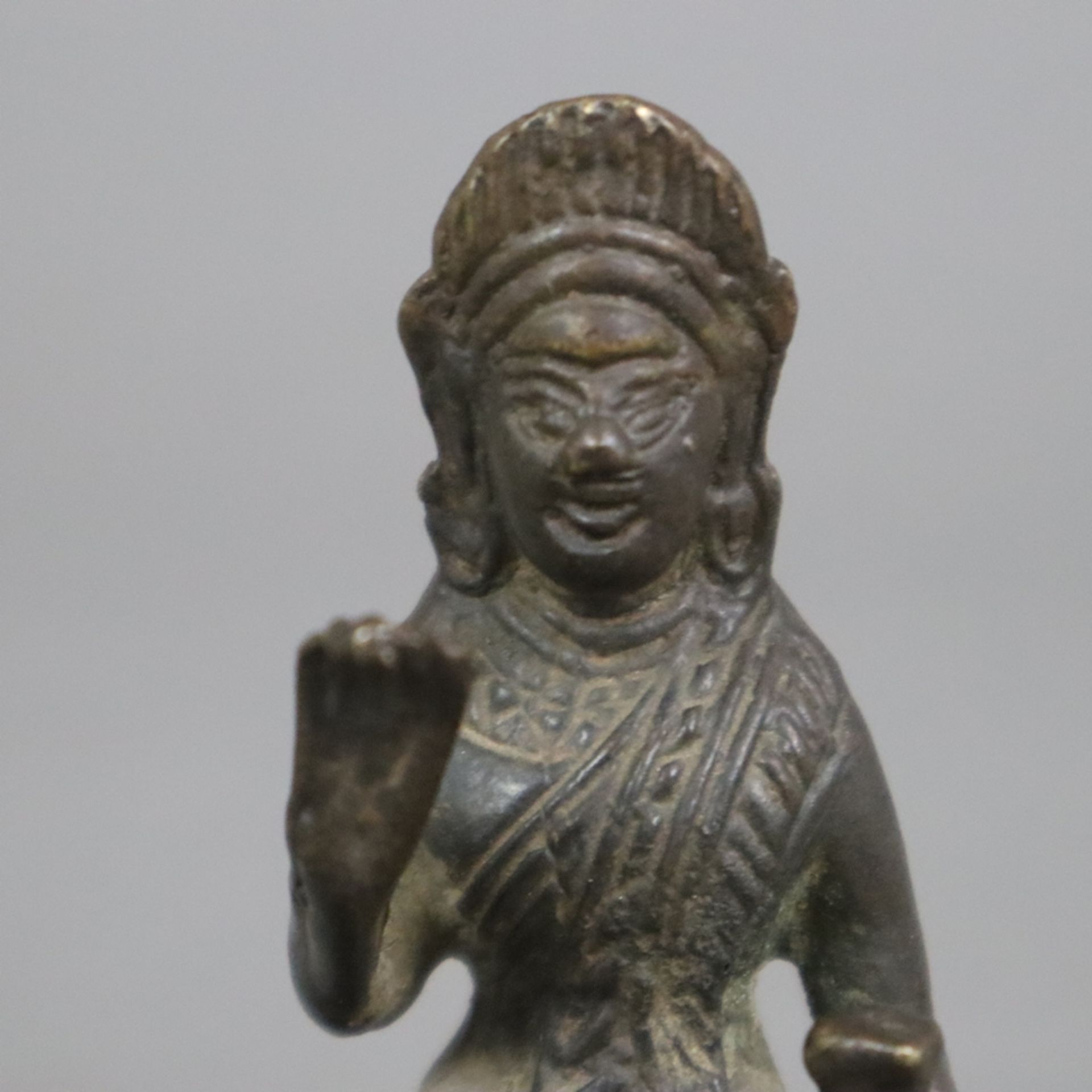 Nang Kwak-Figur - Thailand, Bronze, dunkel patiniert, Bodhisattva mit erhobener rechter Hand auf re - Bild 2 aus 7