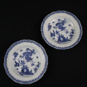 Zwei blau-weiße Teller - Porzellan, China, passig geschweifter Rand, blau staffiert mit stilisierte