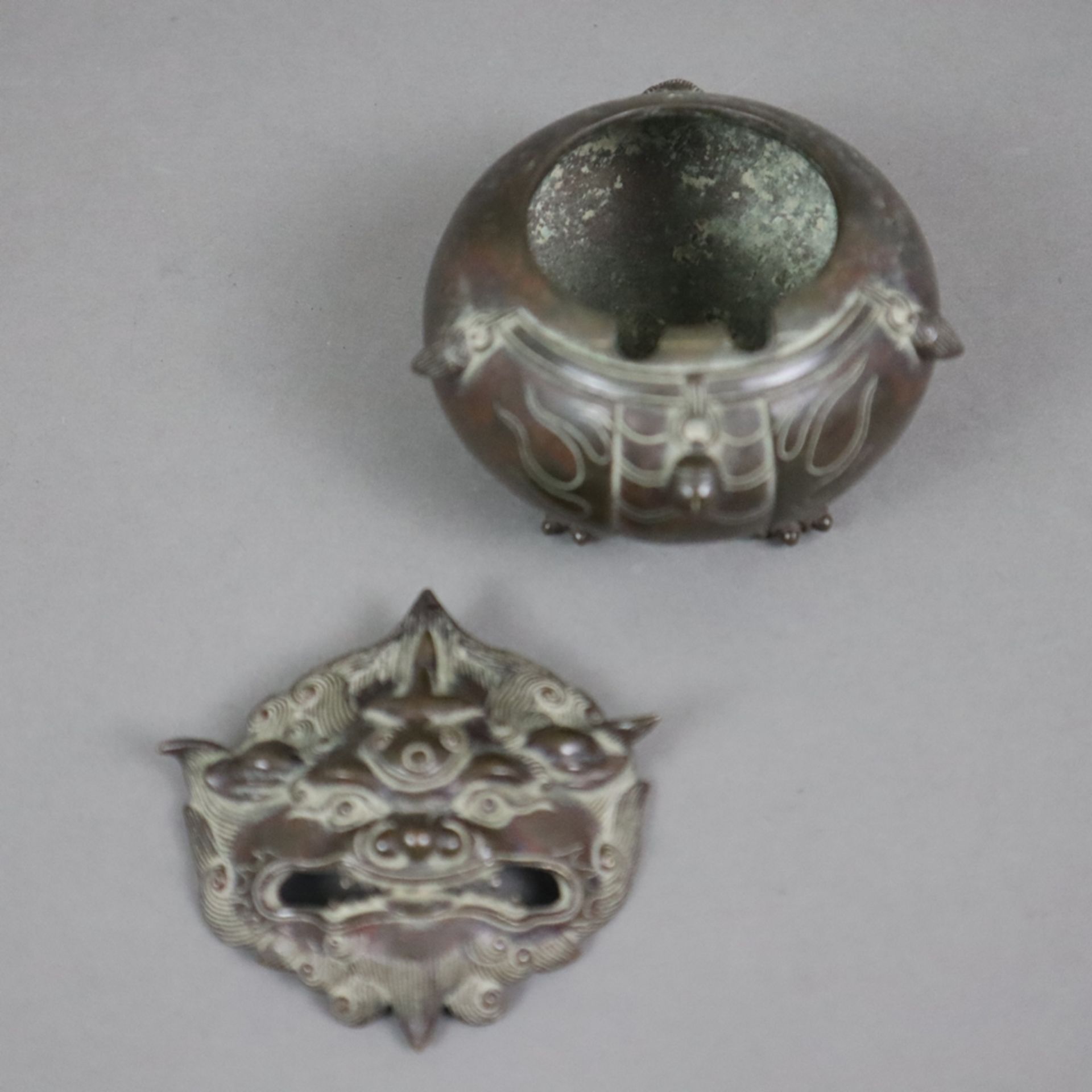 Kleiner figürlicher Koro - Japan, Bronze, braun patiniert, in Gestalt eines runden Shishi, Steckdec - Bild 3 aus 6