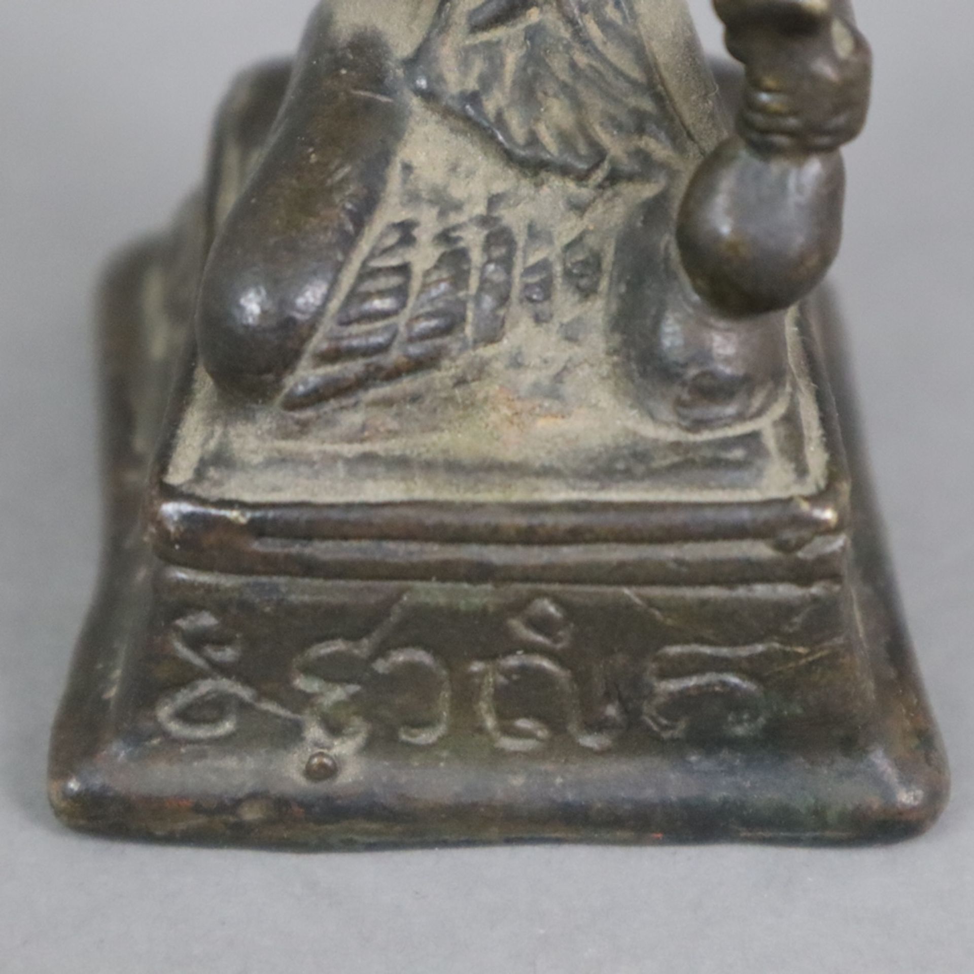 Nang Kwak-Figur - Thailand, Bronze, dunkel patiniert, Bodhisattva mit erhobener rechter Hand auf re - Bild 4 aus 7