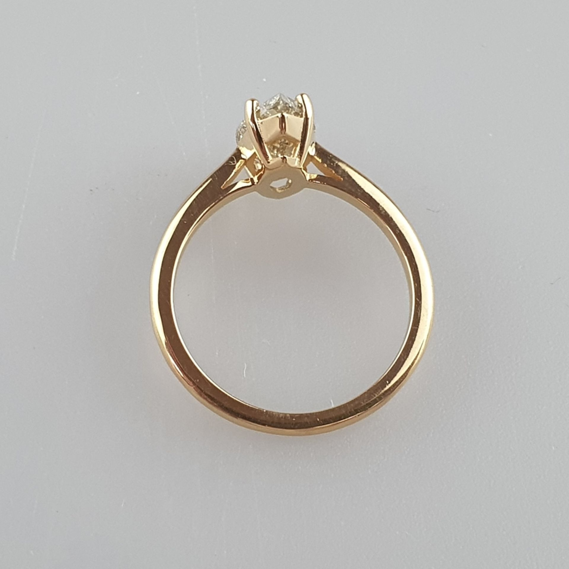 Eleganter Solitärring - Gelbgold 750/000, gestempelt, mittig besetzt mit 1 größeren Diamanten im Ma - Bild 5 aus 5