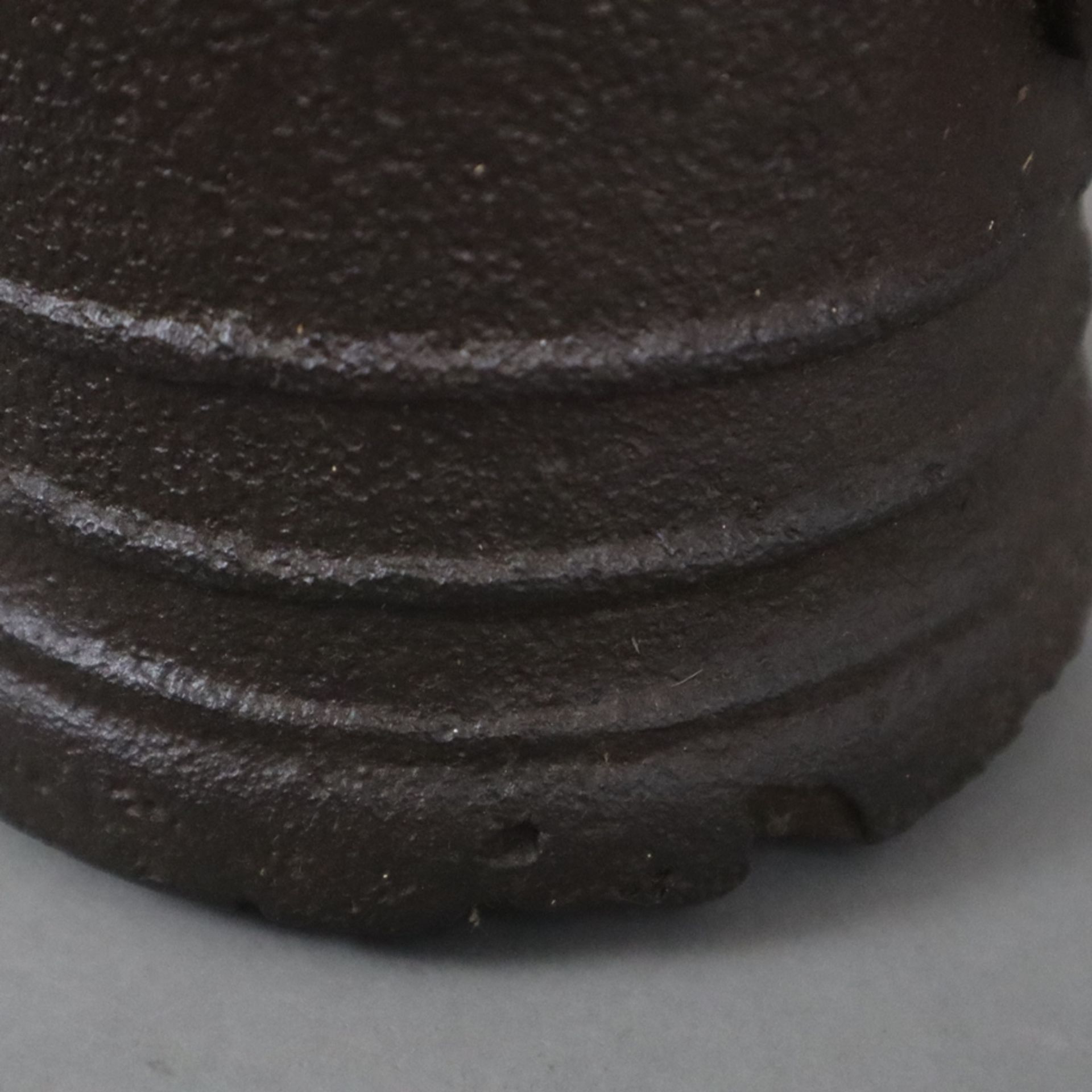 Antiker Mörser - Eisen, Korpus mit umlaufenden Wulstbändern, seitliche Knäufe, Altersspuren, Bestoß - Bild 6 aus 8