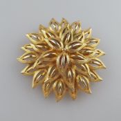 Florale Vintage-Brosche - goldfarbenes Metall, Chrysanthemenblüte in Ajour-Technik, gesicherte Nade