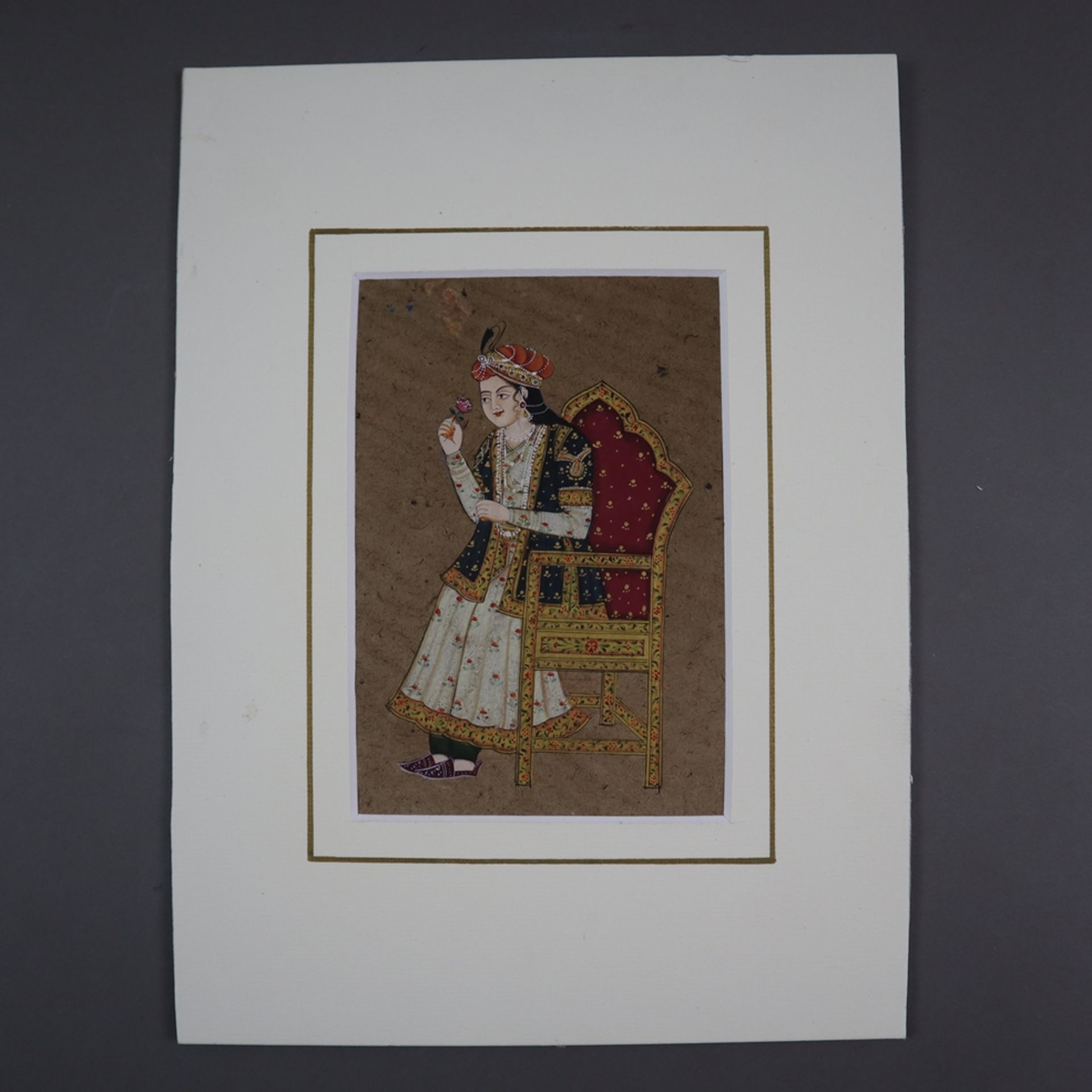 Indische Miniaturmalerei - Ganzfigur einer Mogul-Fürstin im Prunksessel sitzend mit Blume, Pigmentf - Bild 2 aus 5