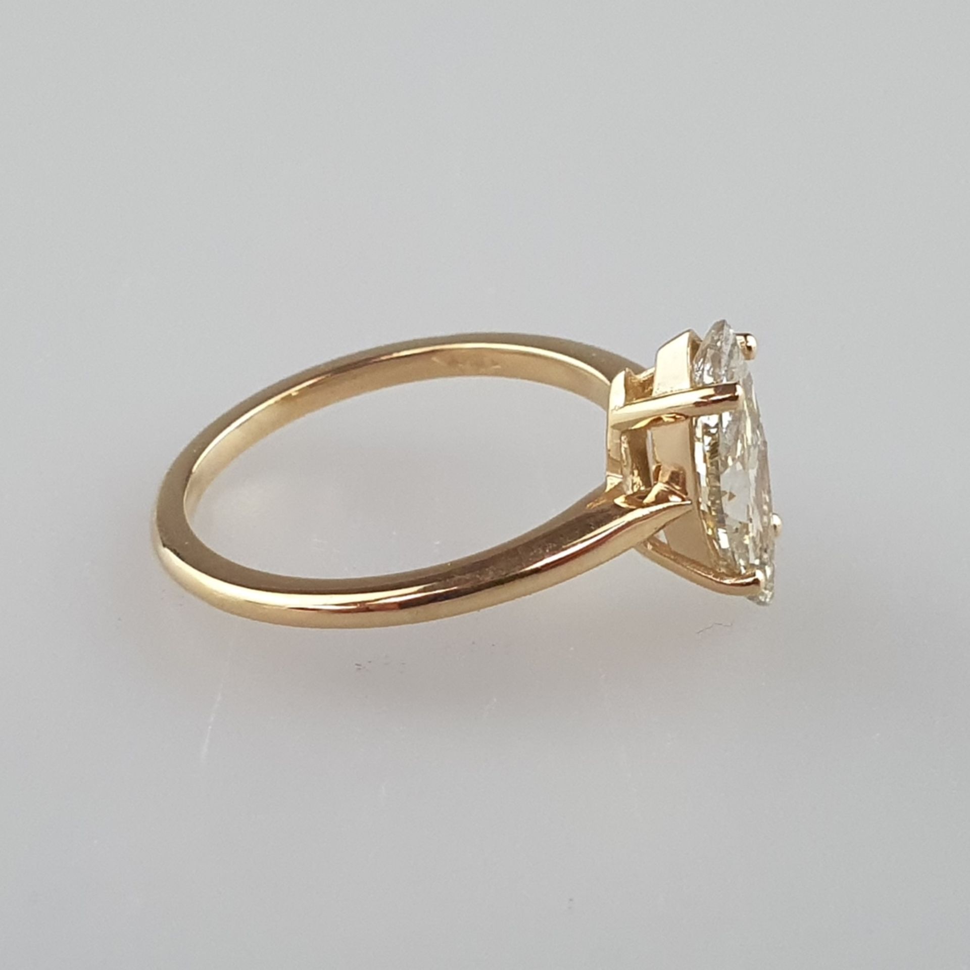 Eleganter Solitärring - Gelbgold 750/000, gestempelt, mittig besetzt mit 1 größeren Diamanten im Ma - Bild 3 aus 5