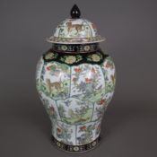 Große Deckelvase - China, ausgehende Qingzeit, Porzellan. Balusterform, auf der Wandung umlaufender