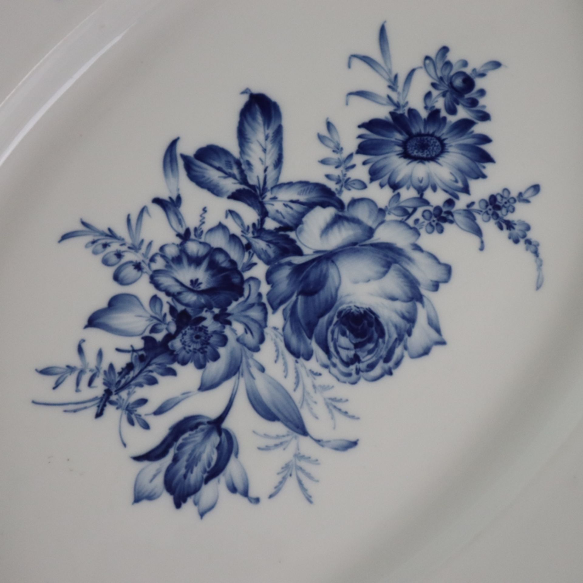 Ovale Vorlegeplatte - Meissen, Knaufzeit, Porzellan, Dekor "Blaue Blume mit Insekten" unter Glasur, - Bild 2 aus 9
