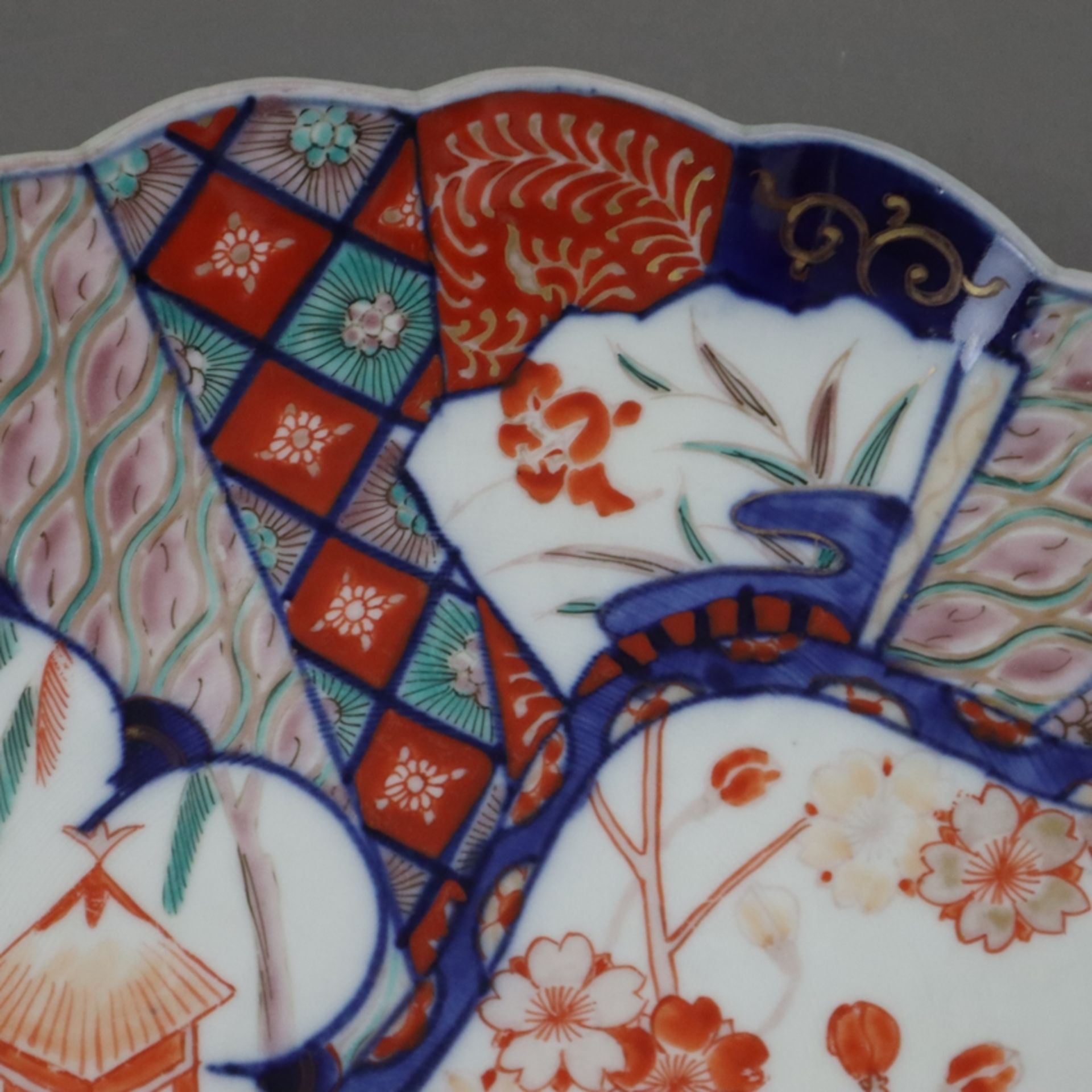 Imari-Teller - Japan, ca. Taishō-Zeit, ovale, runde Form mit fächerartiger Fahne, Bemalung in Unter - Bild 4 aus 7