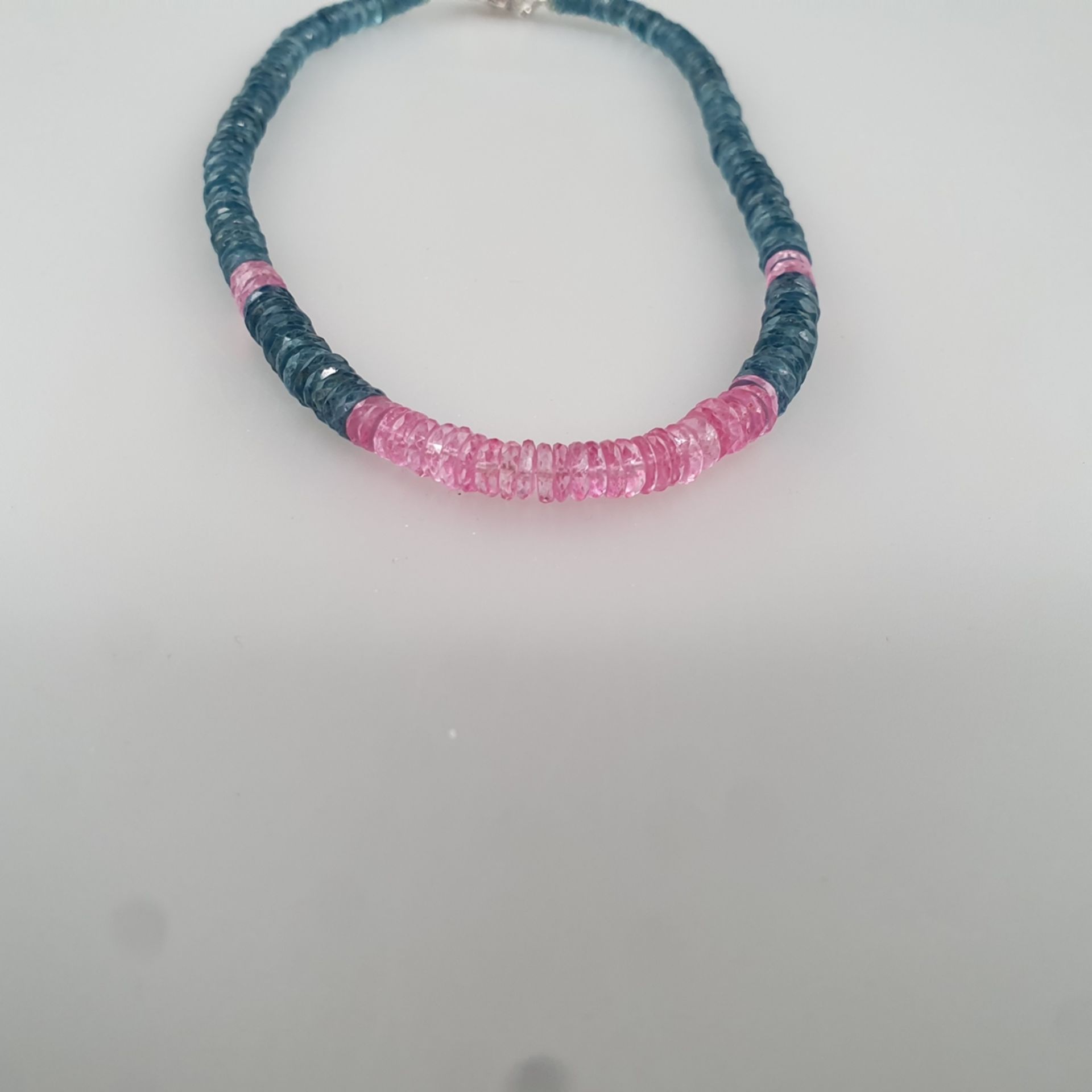 Topaskette mit Saphirschließe - facettierte blaue und pinkfarbene Topas-Rondelle (ca.7 mm) von insg - Bild 7 aus 7