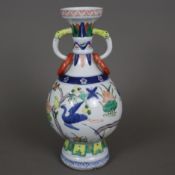Vase - China 20.Jh., Porzellan bemalt in Unterglasurblau und polychromen Emailfarben, umlaufend sti
