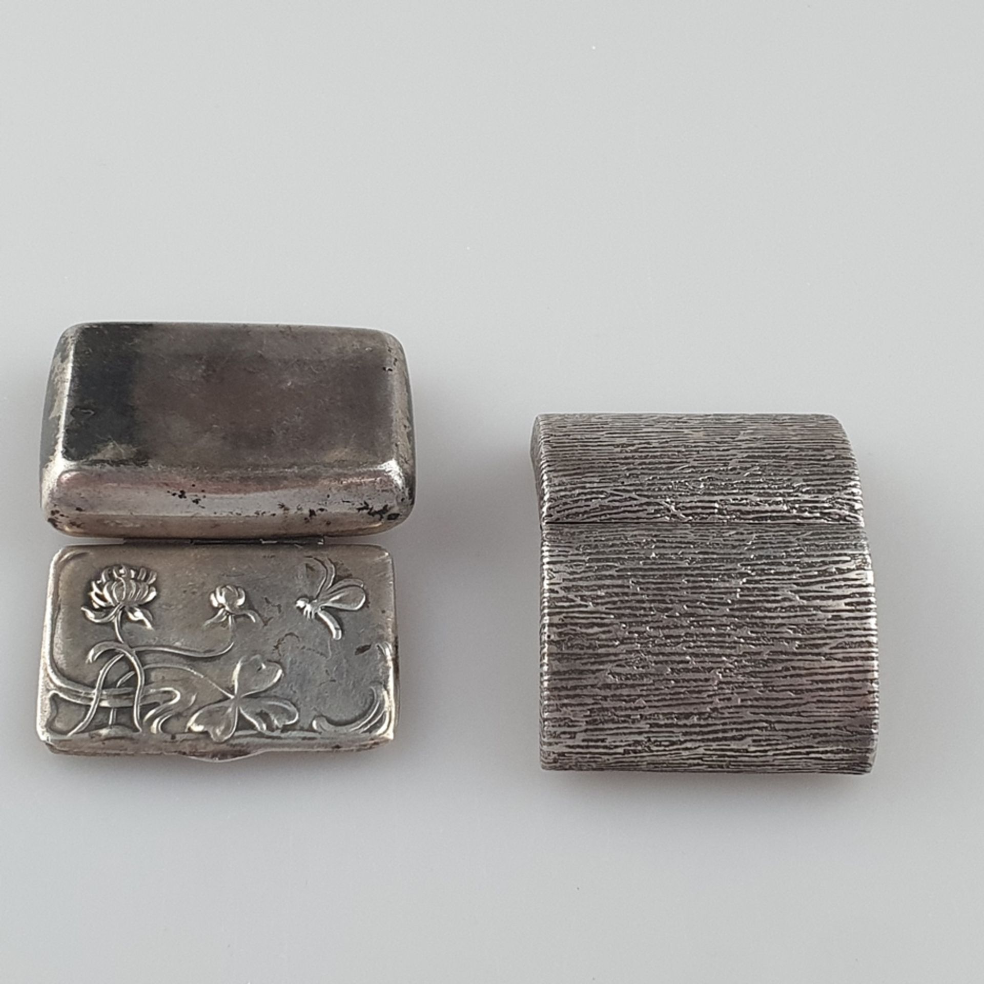 Zwei Pillendosen - Silber, jeweils mit Scharnierdeckel und Daumengriff, 1x mit Jugendstil-Relief, u - Bild 5 aus 5