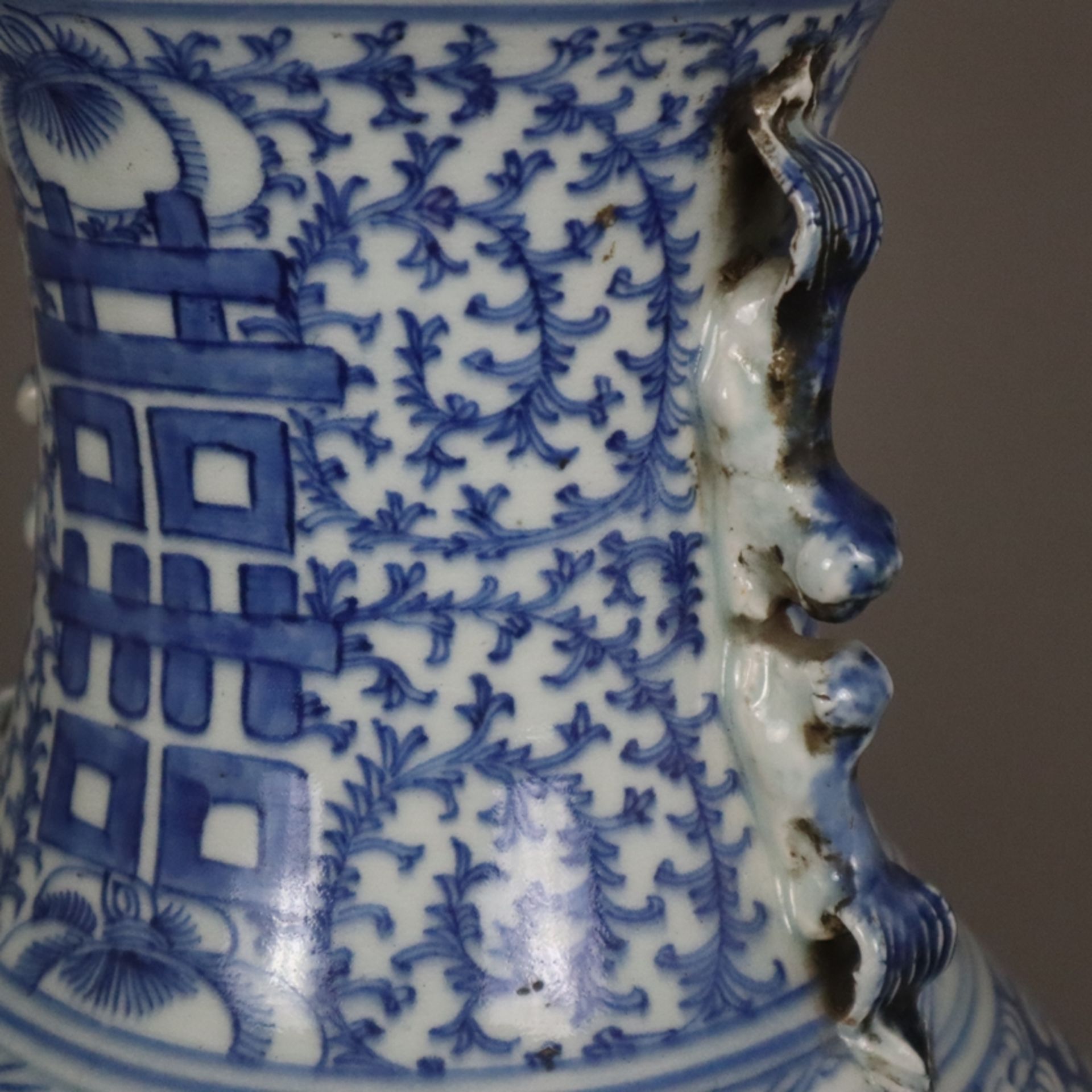 Blau-weiße Bodenvase - China, späte Qing-Dynastie, Tongzhi 1862-1875, sog. „Hochzeitsvase“, auf der - Bild 3 aus 14