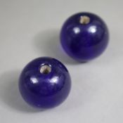 Zwei große Perlen mit mittiger Durchbohrung - China, Anhänger aus blauem Pekingglas, Dm.ca. 3,4 / 3