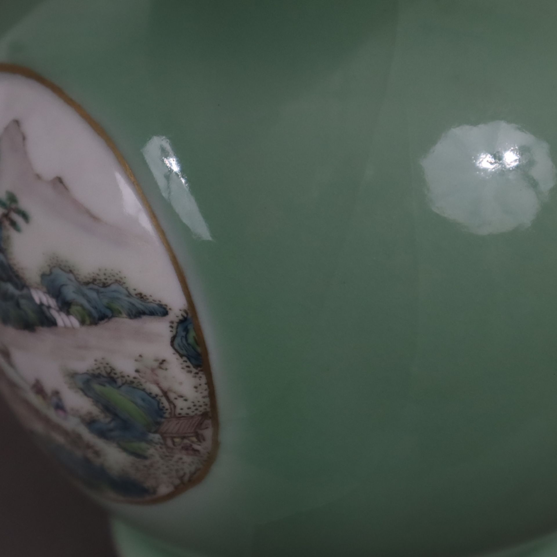 Seladon-Vase - Porzellan mit polychromer Emailbemalung, China, gebauchte Vase mit eingeschnürtem Ha - Bild 8 aus 9