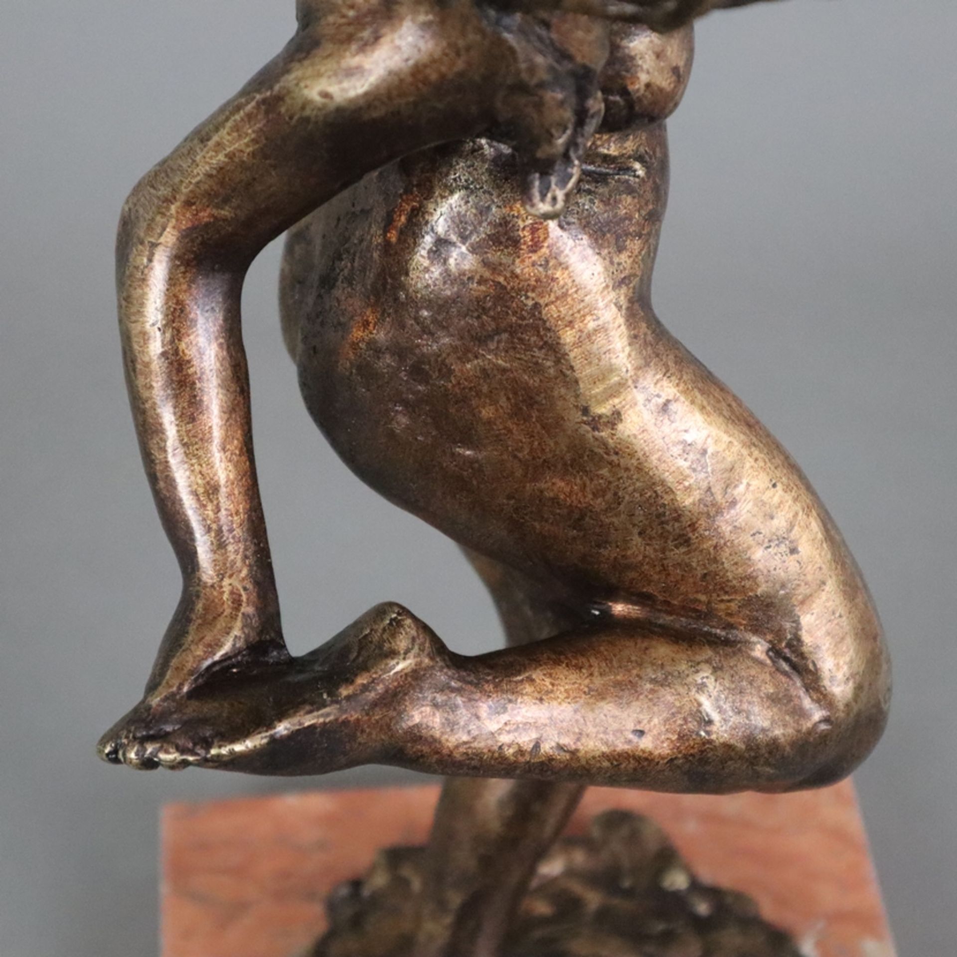 Degas, Edgar (1834 Paris -1917 ebenda, nach) - "Danseuse regardant la plante de son pied", Bronze, - Image 4 of 9