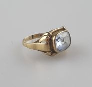 Aquamarinring - Gelbgold 333/000, Ringkopf besetzt mit facettiertem Aquamarin, Ringschiene innensei