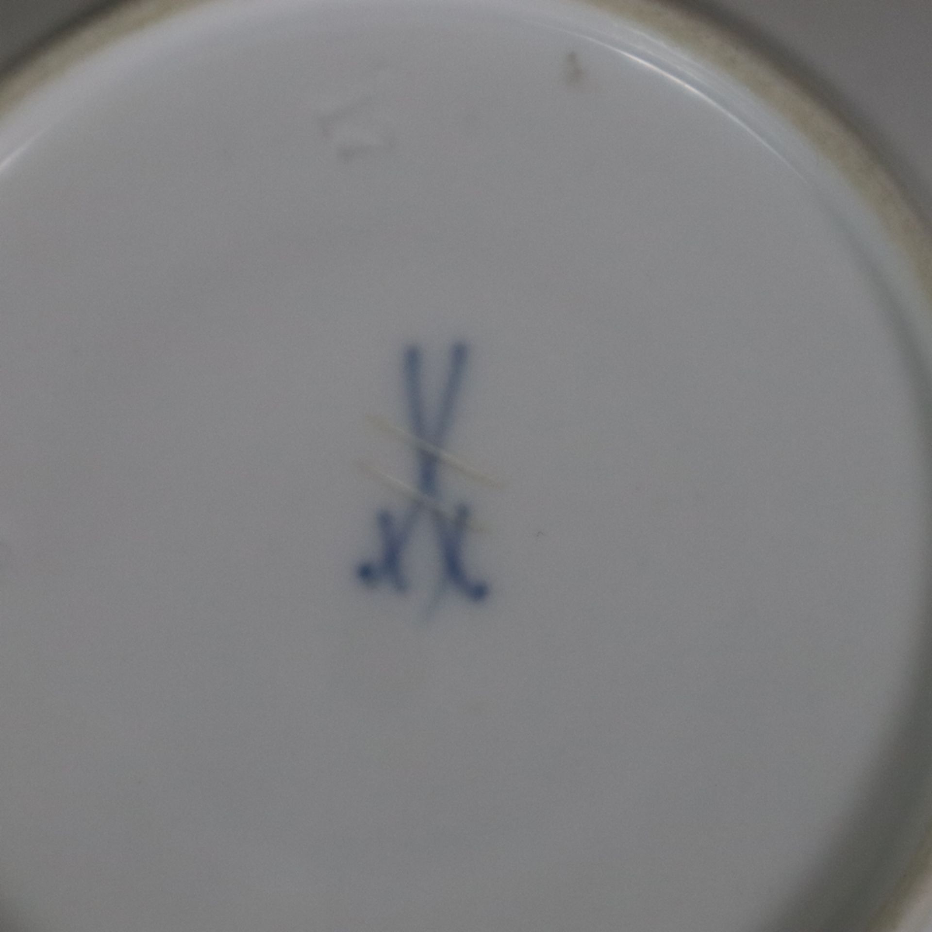 Zwei Tassen mit Untertassen - Meissen, um 1900/20.Jh., Porzellan, 1x polychromer Streublumendekor,  - Bild 9 aus 9