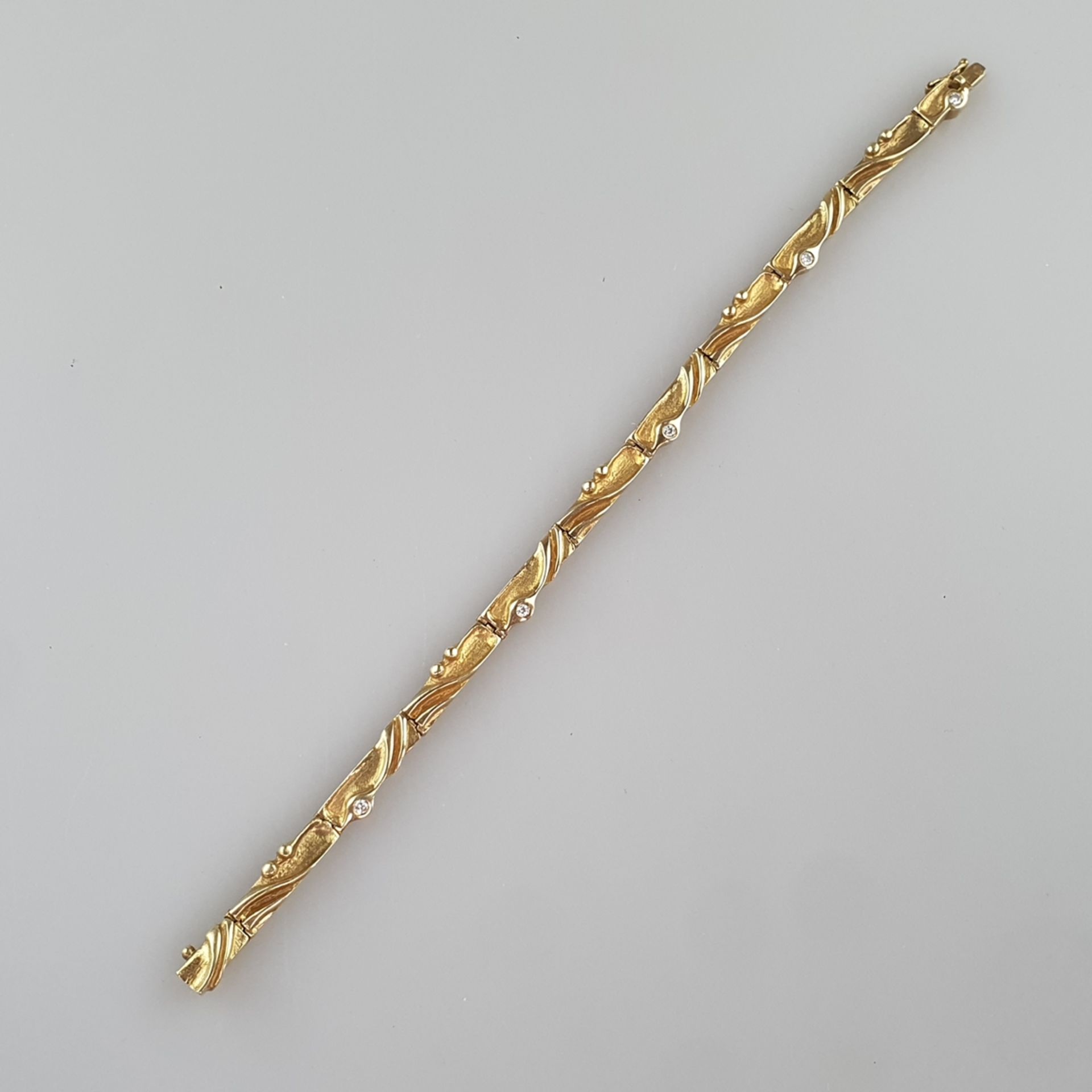 Gliederarmband mit Diamanten - Gelbgold 585/000 (14K), gestempelt / geprüft, 9 längliche Glieder mi