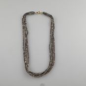 Perlencollier mit Goldschließe - viersträngig, dunkle Perlen von ca. 3 mm Dm., alternierend mit gol