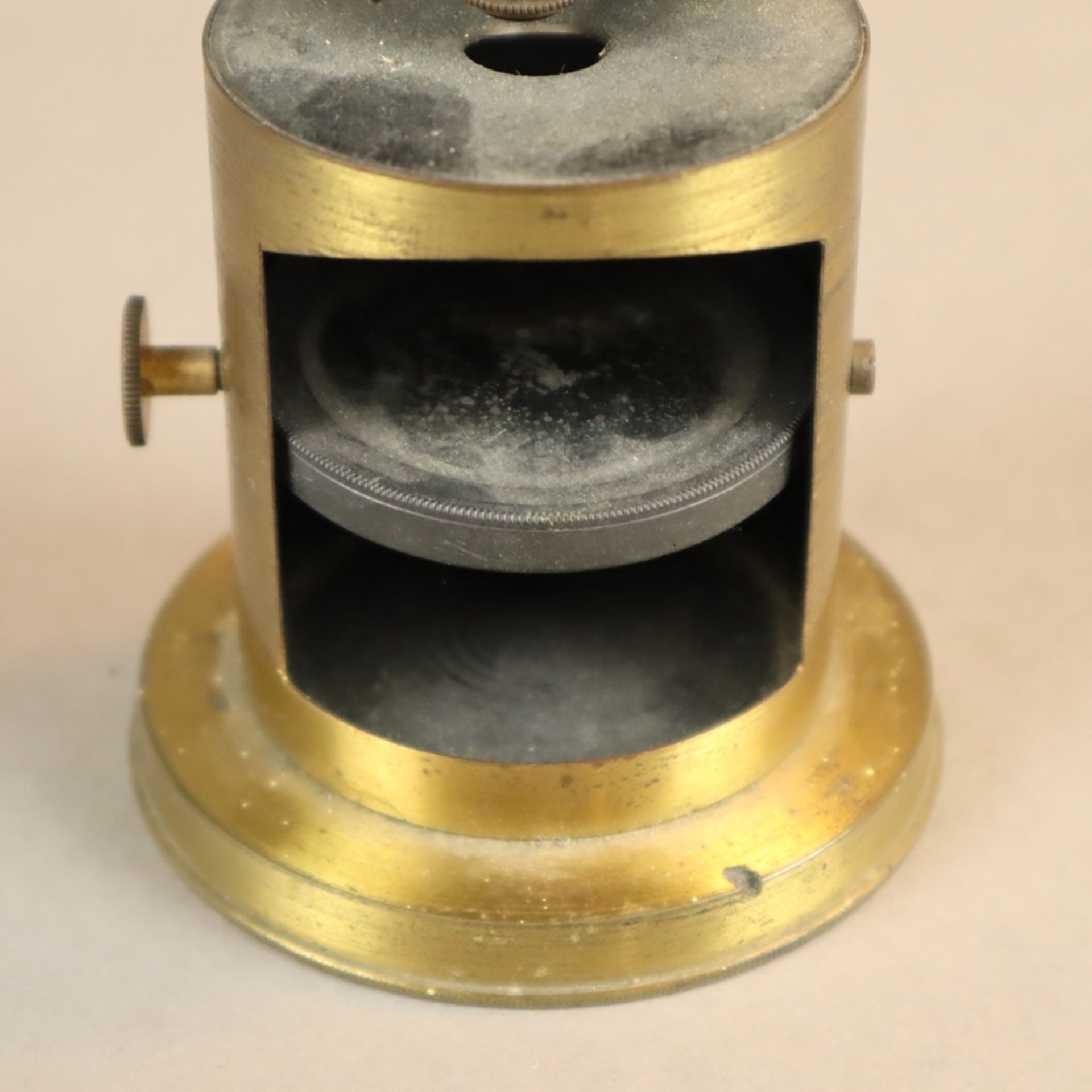 Trommelmikroskop - Anfang 20.Jh., Messing und Metall, röhrenförmiges Gehäuse, Einzelspiegel drehbar - Bild 4 aus 4