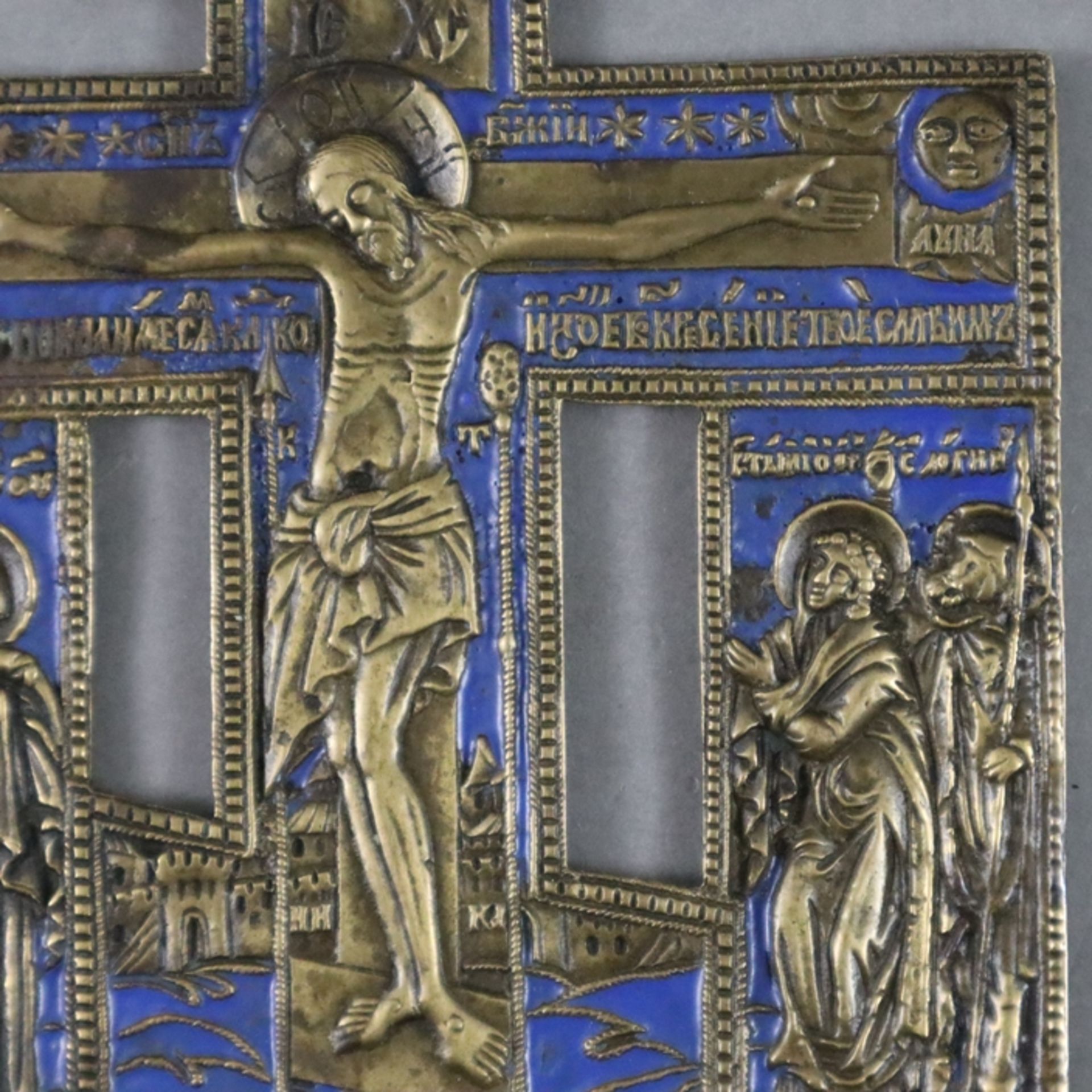 Erweitertes Segenskreuz - Russland, 19. Jh./um 1900, Bronzelegierung, teils blau emailliert, relief - Bild 5 aus 7
