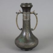 Hu-förmige Vase im archaischen Stil - China, helle Bronzelegierung, dunkel patiniert, umlaufend Rel