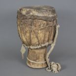 Afrikanische Trommel "Djembe" - wohl Westafrika um 1900, Bechertrommel, Holzkorpus, Tierhautbespann