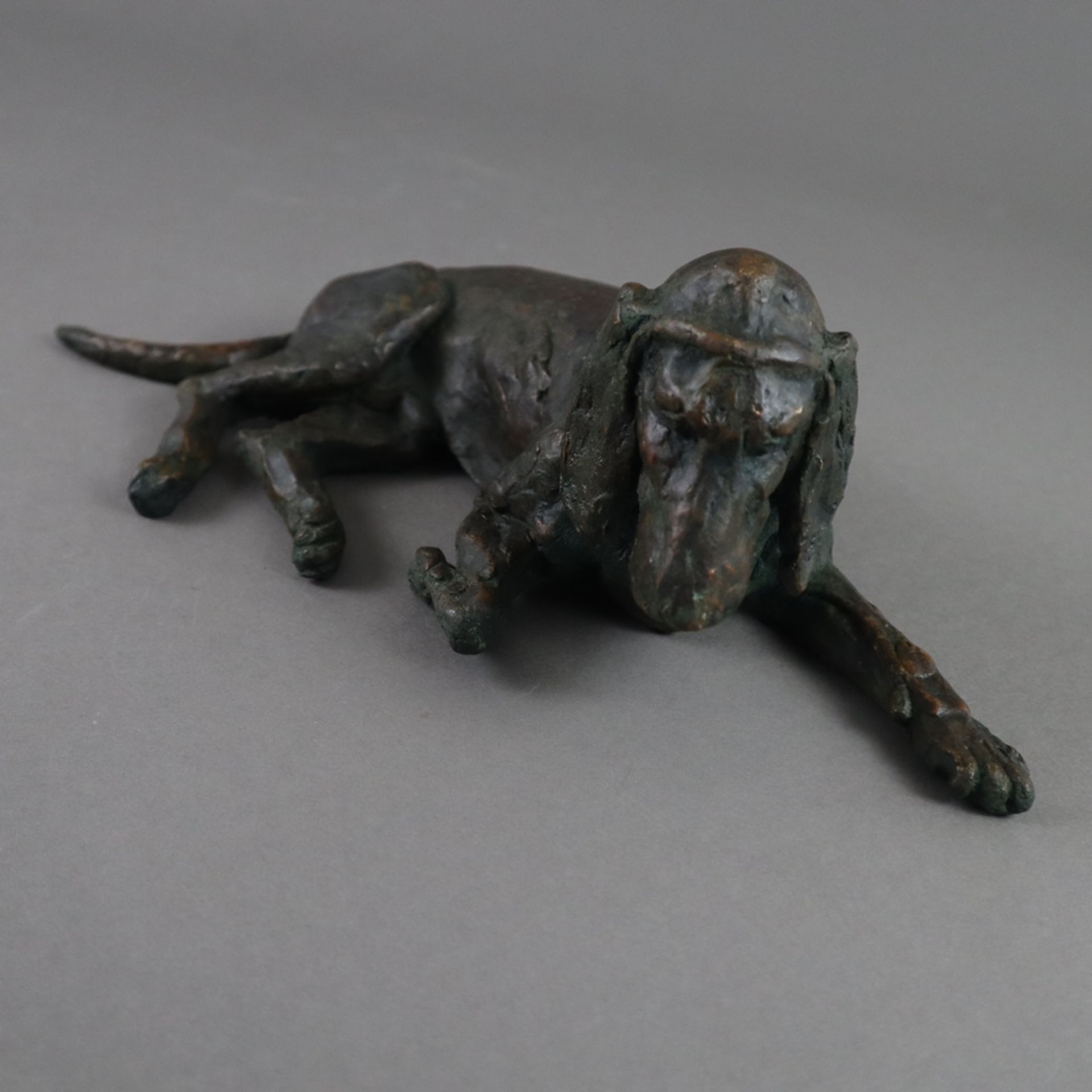 Tierfigur "Liegender Jagdhund" - 1. Hälfte 20. Jh., Bronze, dunkelbraun patiniert, Hohlguss, offene