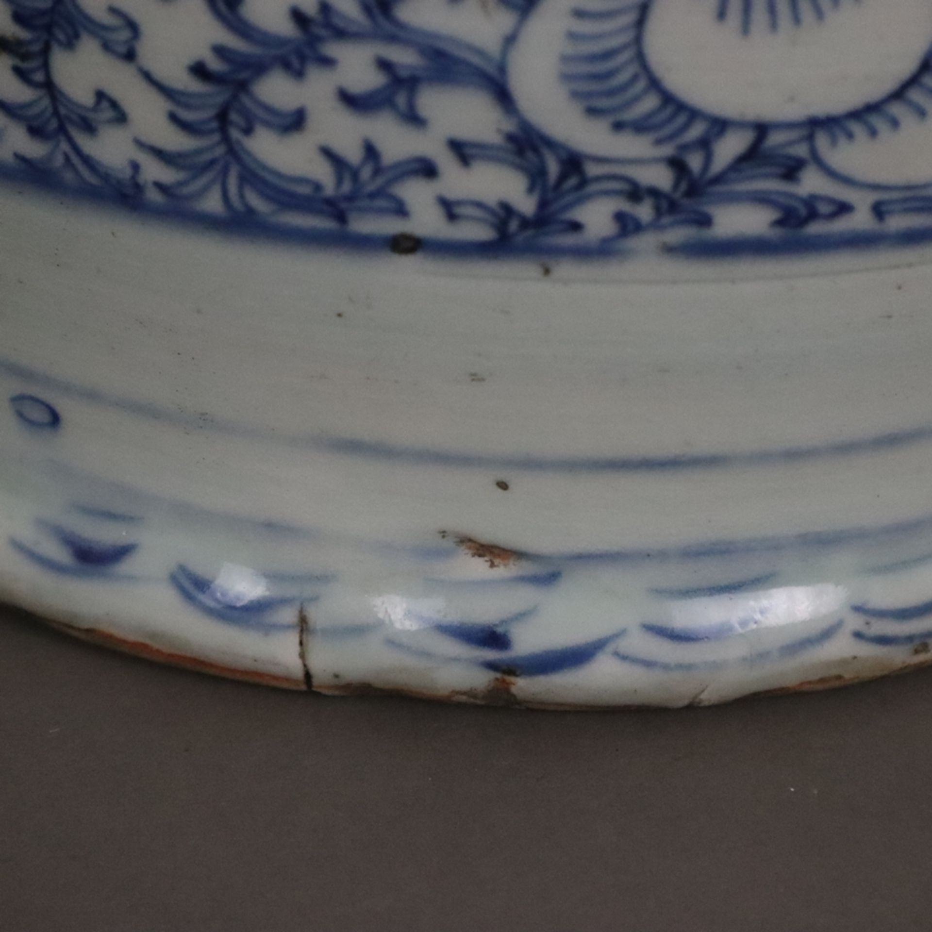 Blau-weiße Bodenvase - China, späte Qing-Dynastie, Tongzhi 1862-1875, sog. „Hochzeitsvase“, auf der - Bild 8 aus 14