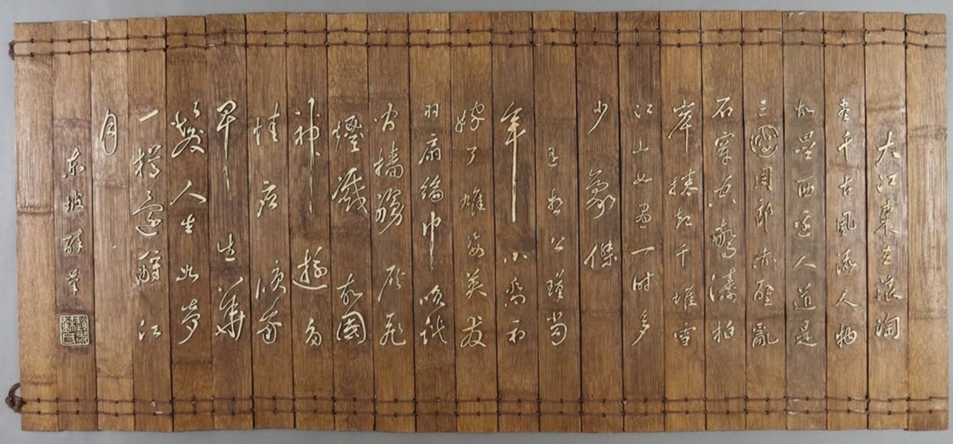 Bambusbuch mit Textzeilen - China, Qing-Dynastie, 19.Jh., 23 miteinander verbundene breite Lamellen