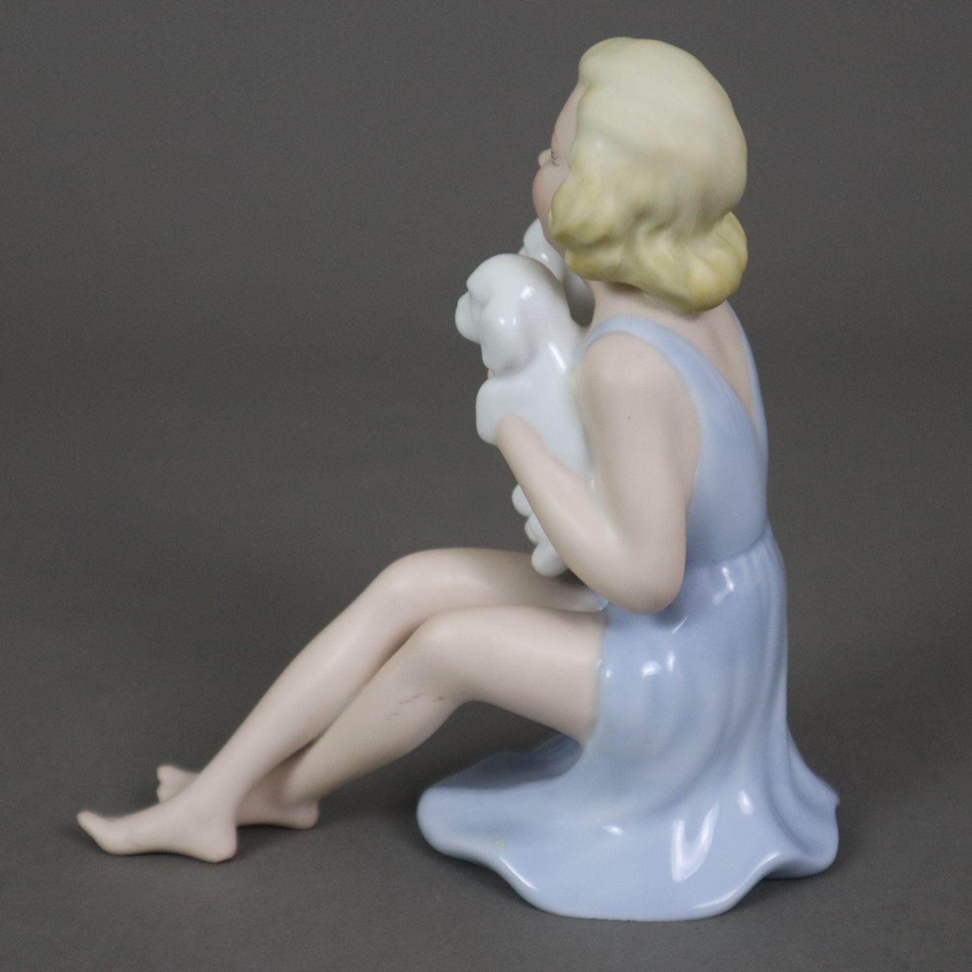 Porzellanfigur "Junge Frau mit zwei Welpen spielend" - Gerold Porzellan, Bavaria, 2. Hälfte 20. Jh. - Bild 6 aus 7