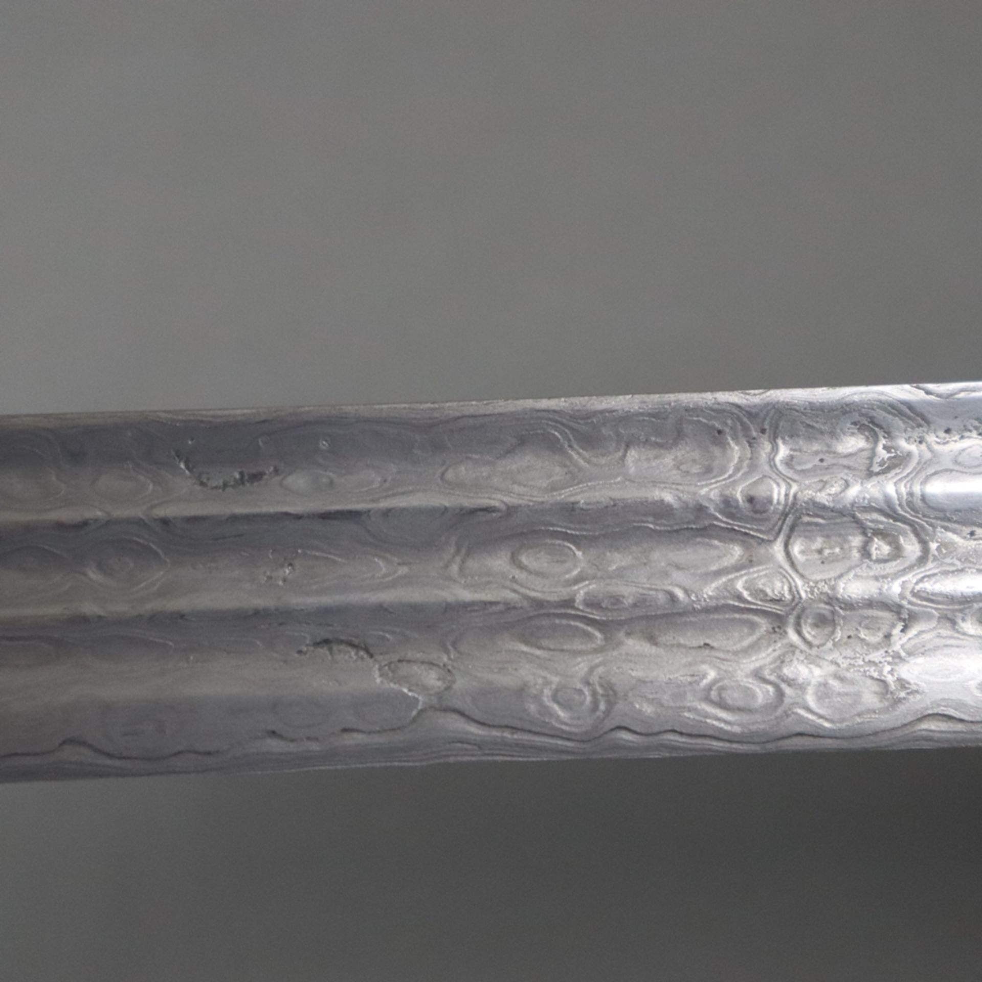 Talwar - Indien, 19.Jh., breite Klinge aus Damaszener Stahl, gerillte Rückenklinge mit zweischneidi - Bild 3 aus 8