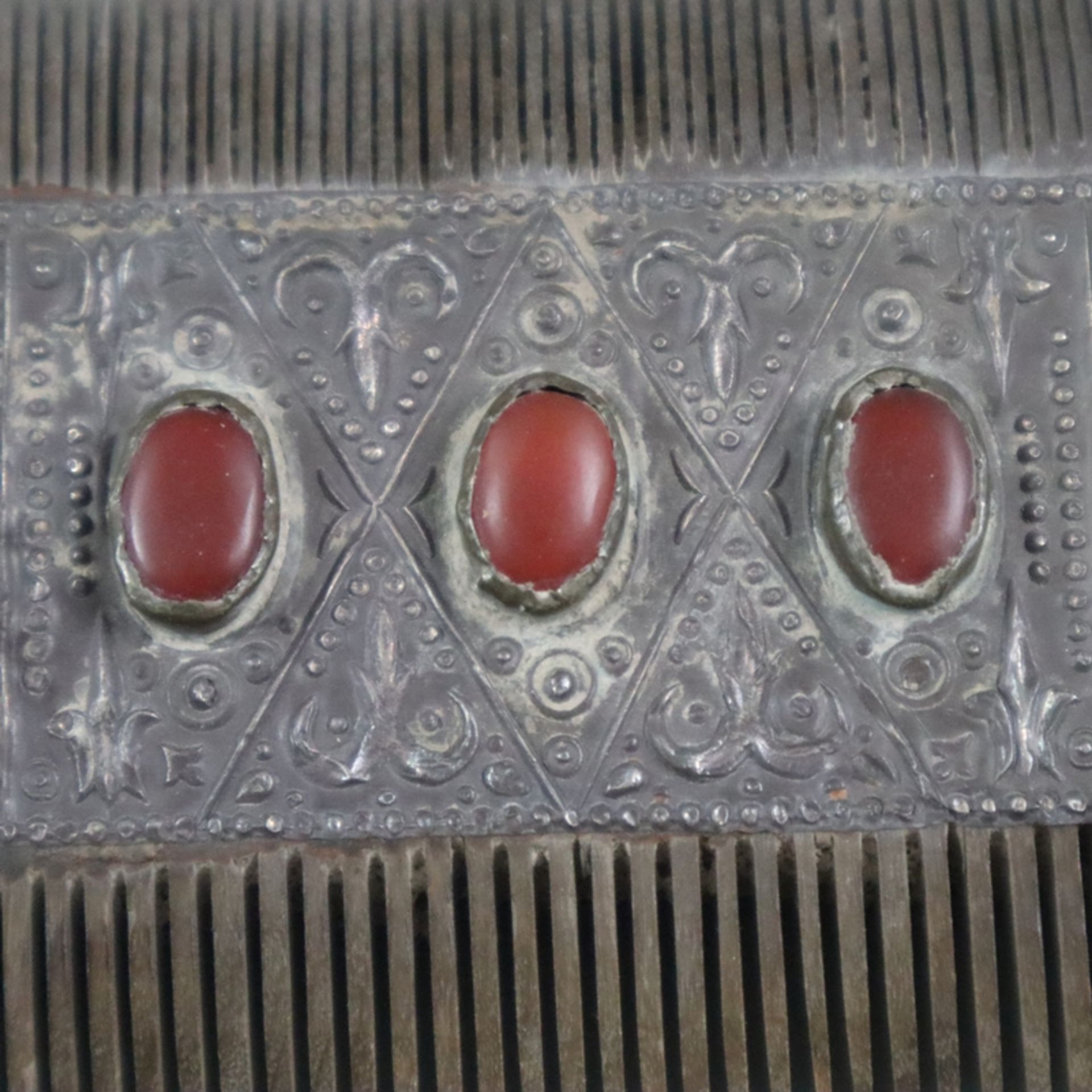 Kamm - Turkmenistan, 19./20. Jh., silberner Kamm mit Reliefdekor sowie zwei Reihen fein geschnitten - Bild 2 aus 5